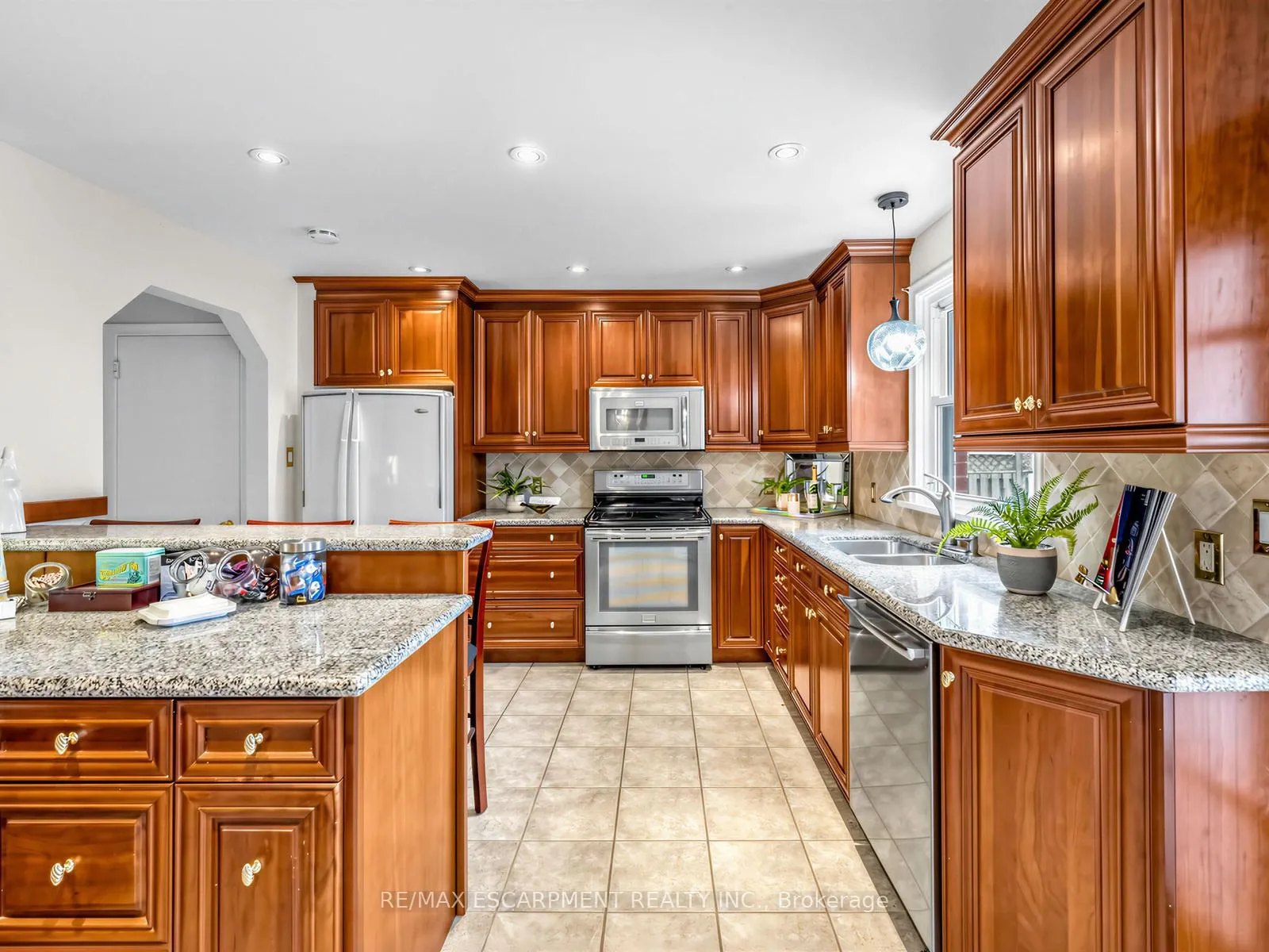 Photo 12 of 33 Mill Street S, Brampton, Downtown Brampton — HOMEH