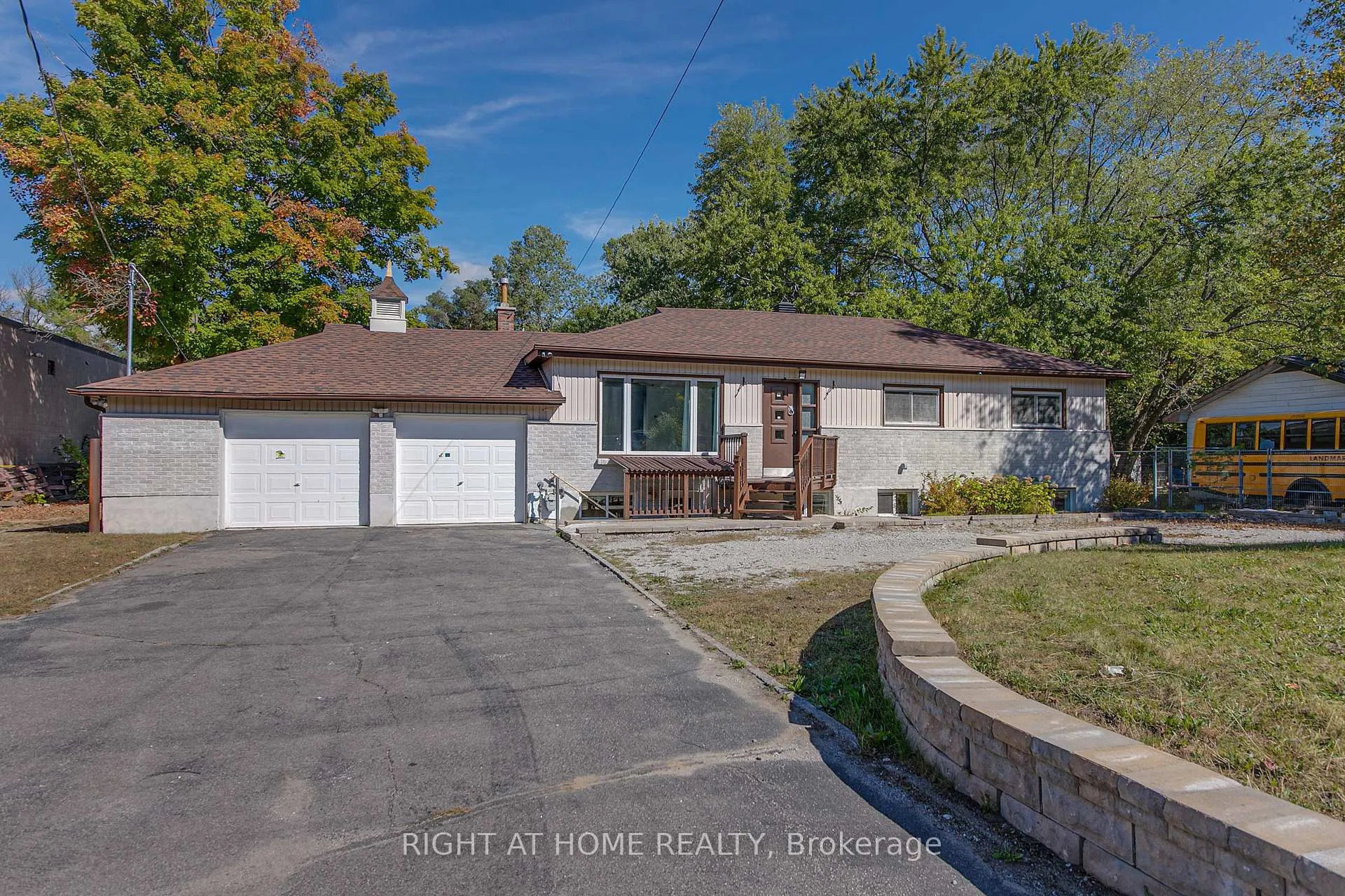 Photo 1 of 1225 Bayfield Street N, Springwater, Midhurst — HOMEH