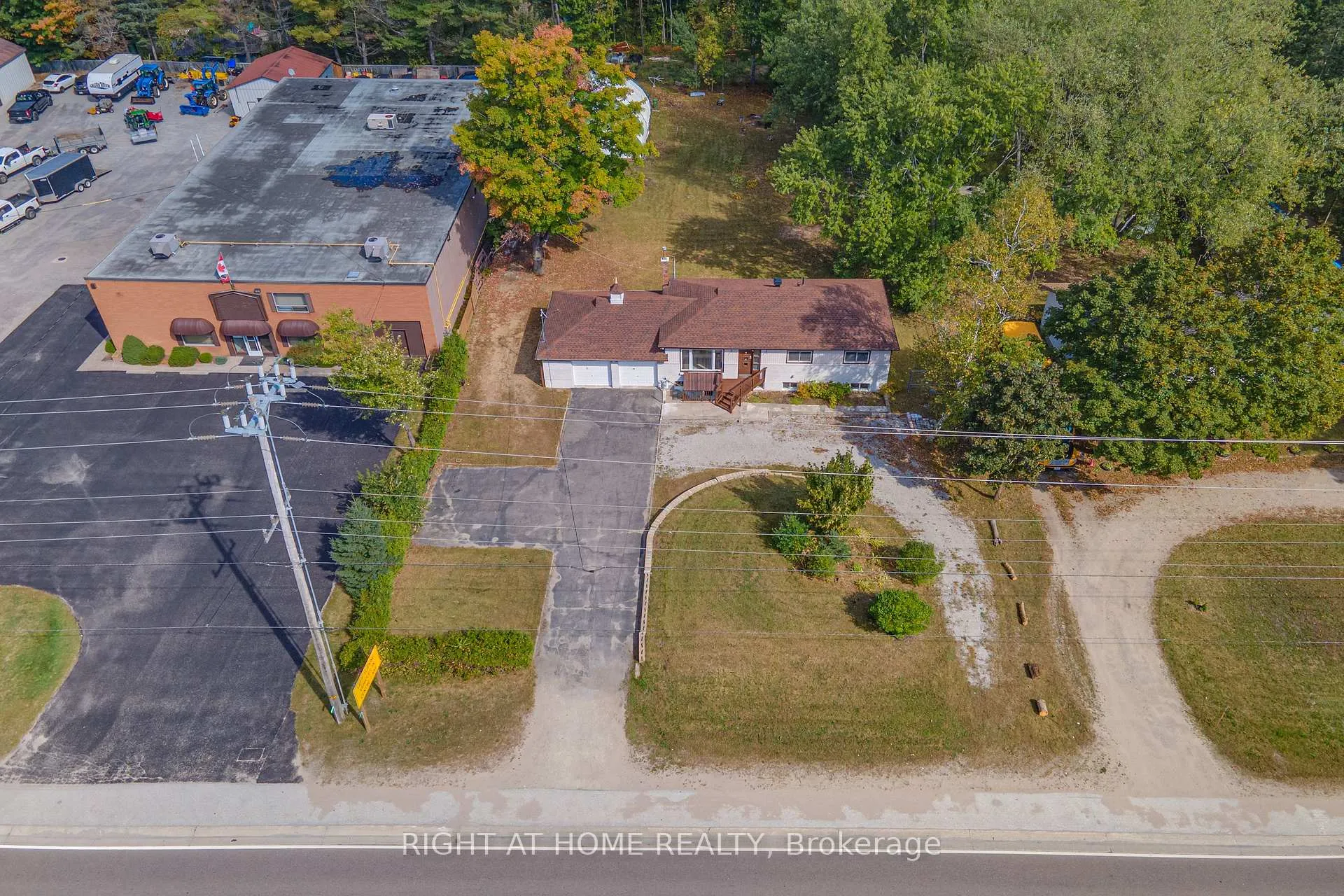 Photo 3 of 1225 Bayfield Street N, Springwater, Midhurst — HOMEH