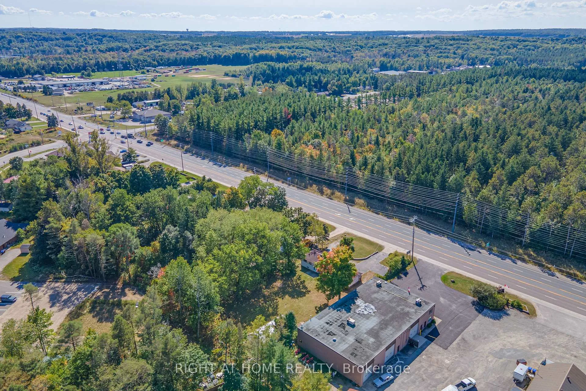 Photo 5 of 1225 Bayfield Street N, Springwater, Midhurst — HOMEH