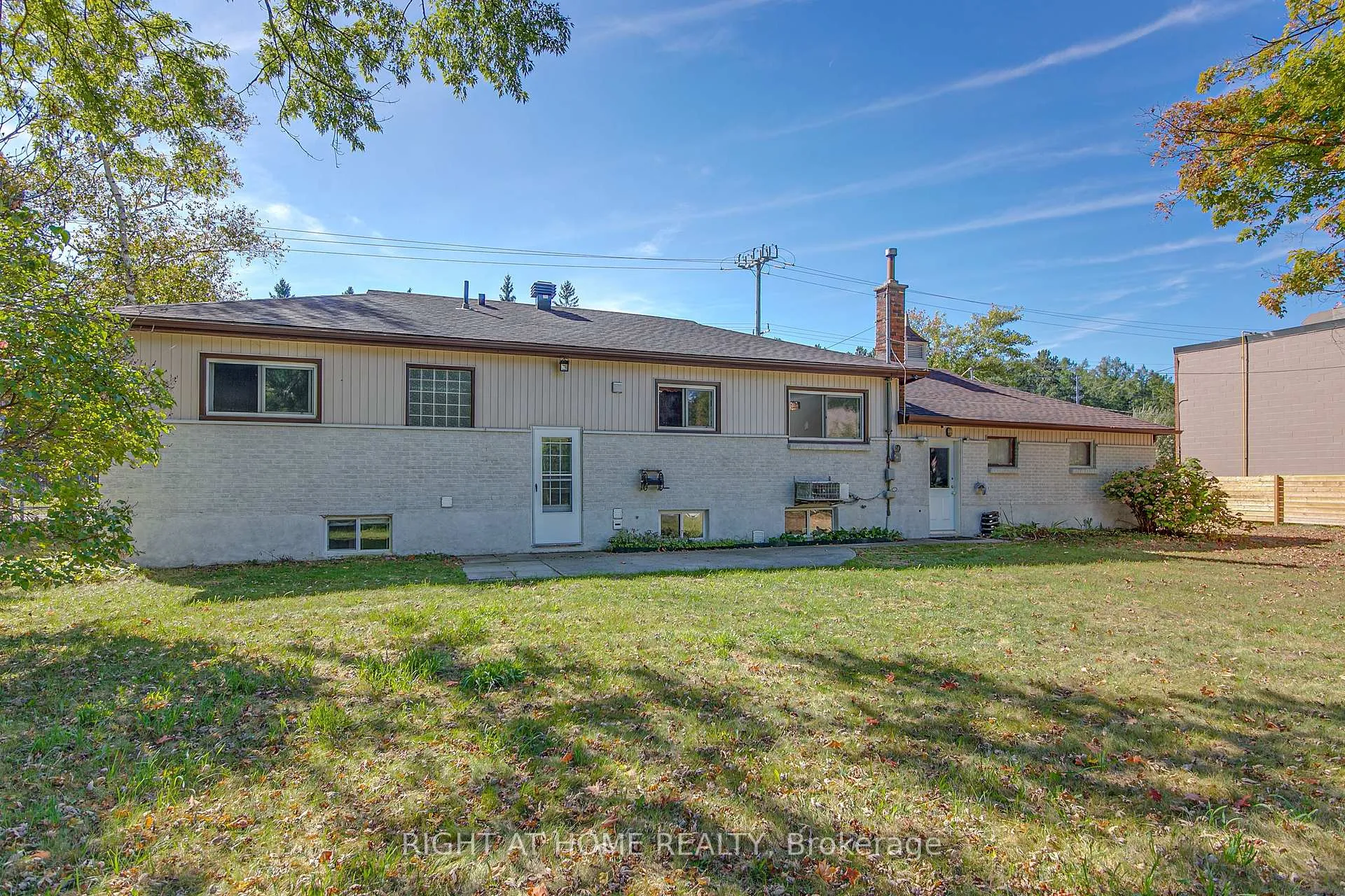 Photo 10 of 1225 Bayfield Street N, Springwater, Midhurst — HOMEH