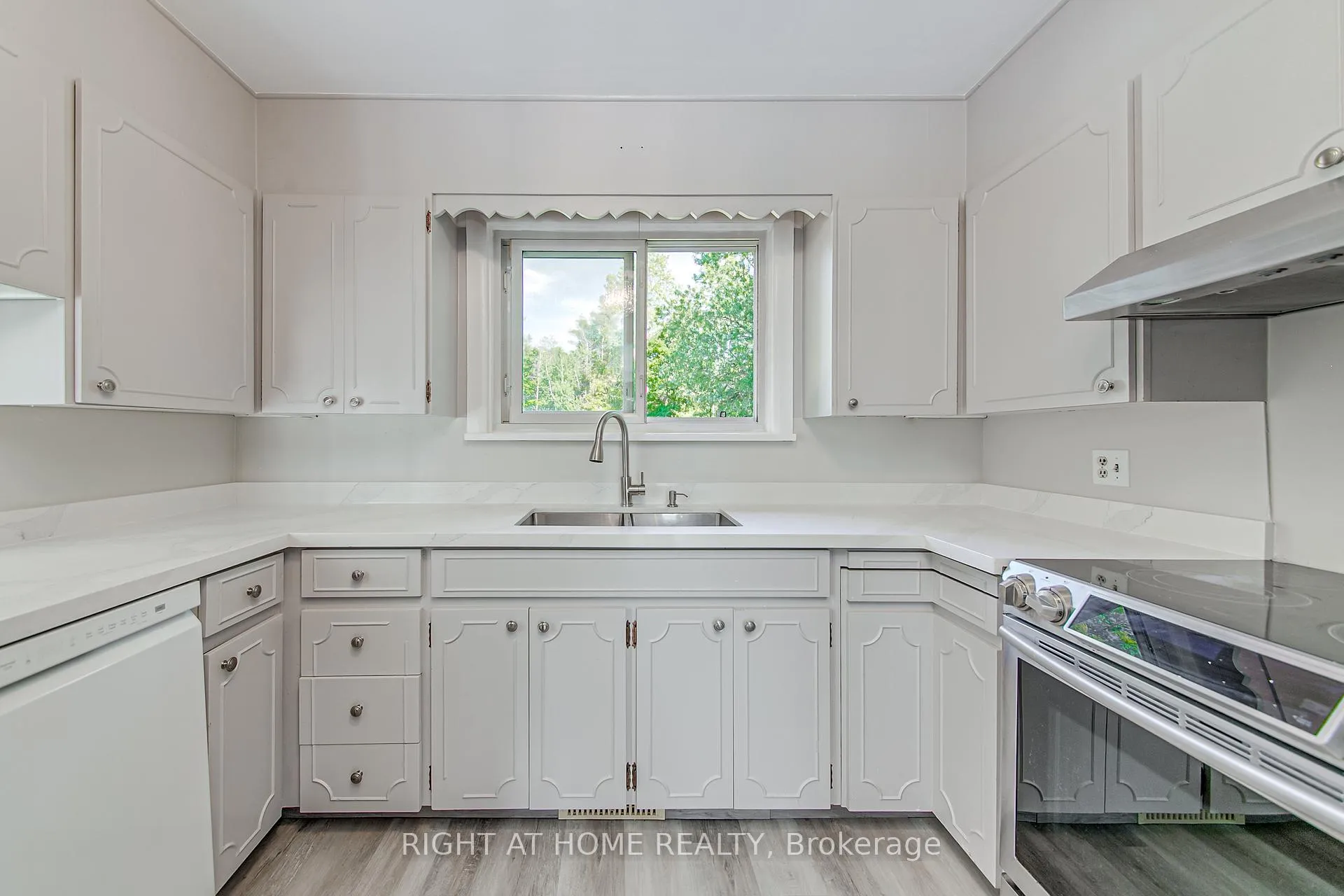 Photo 19 of 1225 Bayfield Street N, Springwater, Midhurst — HOMEH