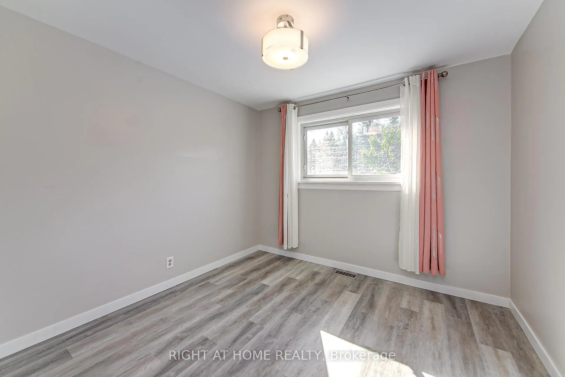 Photo 21 of 1225 Bayfield Street N, Springwater, Midhurst — HOMEH