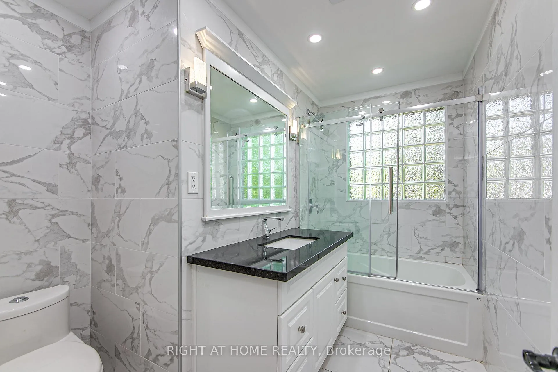 Photo 23 of 1225 Bayfield Street N, Springwater, Midhurst — HOMEH