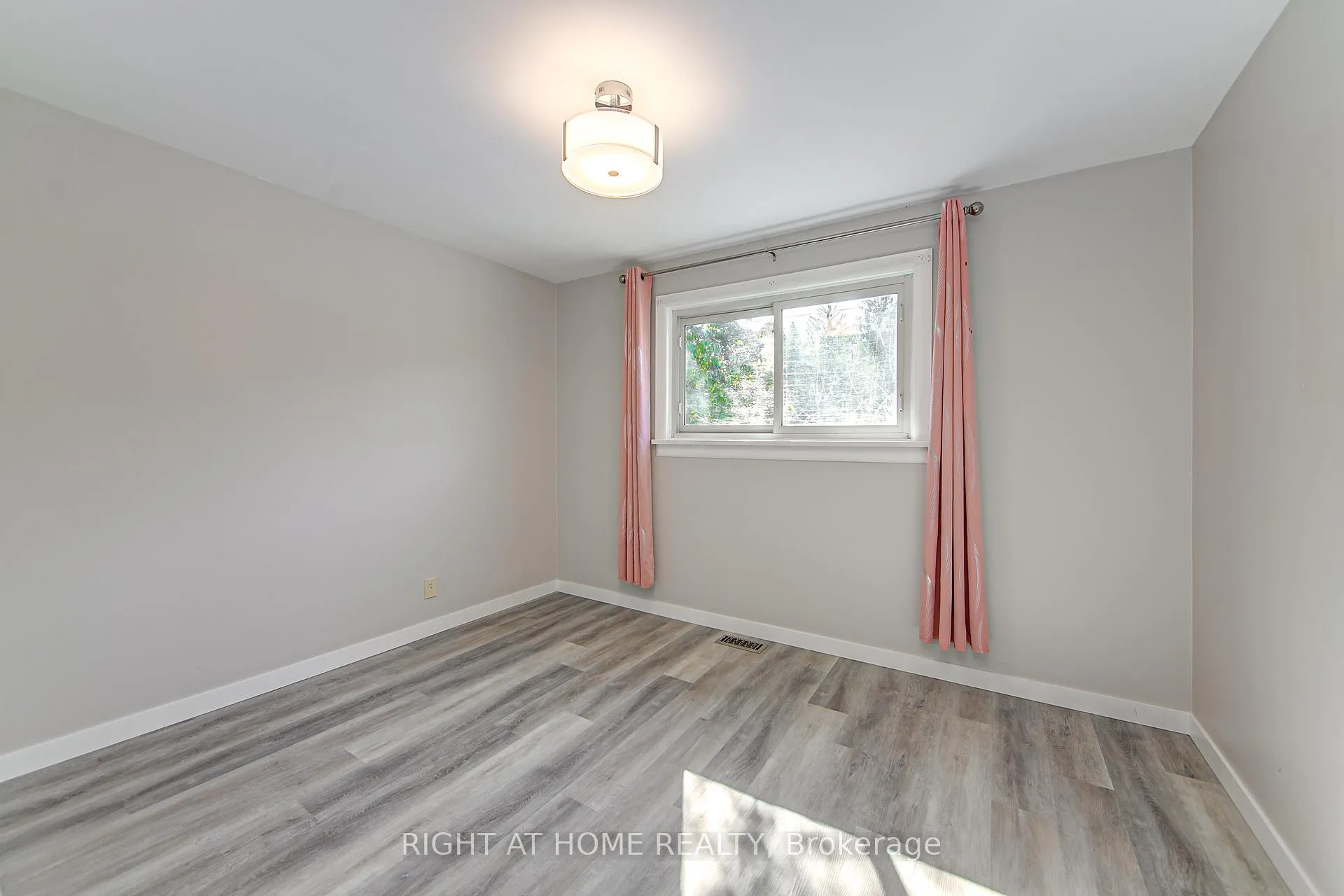 Photo 24 of 1225 Bayfield Street N, Springwater, Midhurst — HOMEH