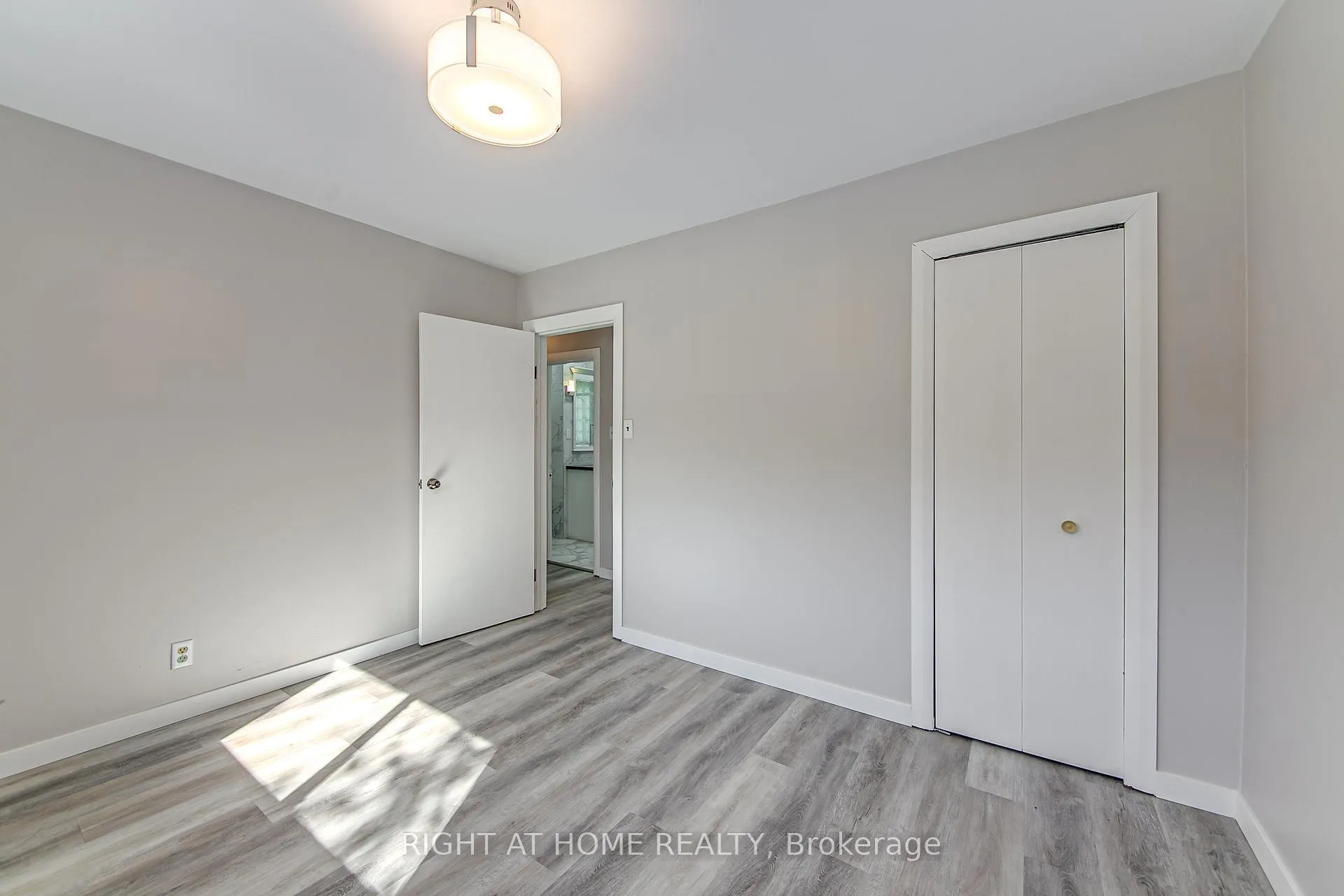 Photo 25 of 1225 Bayfield Street N, Springwater, Midhurst — HOMEH