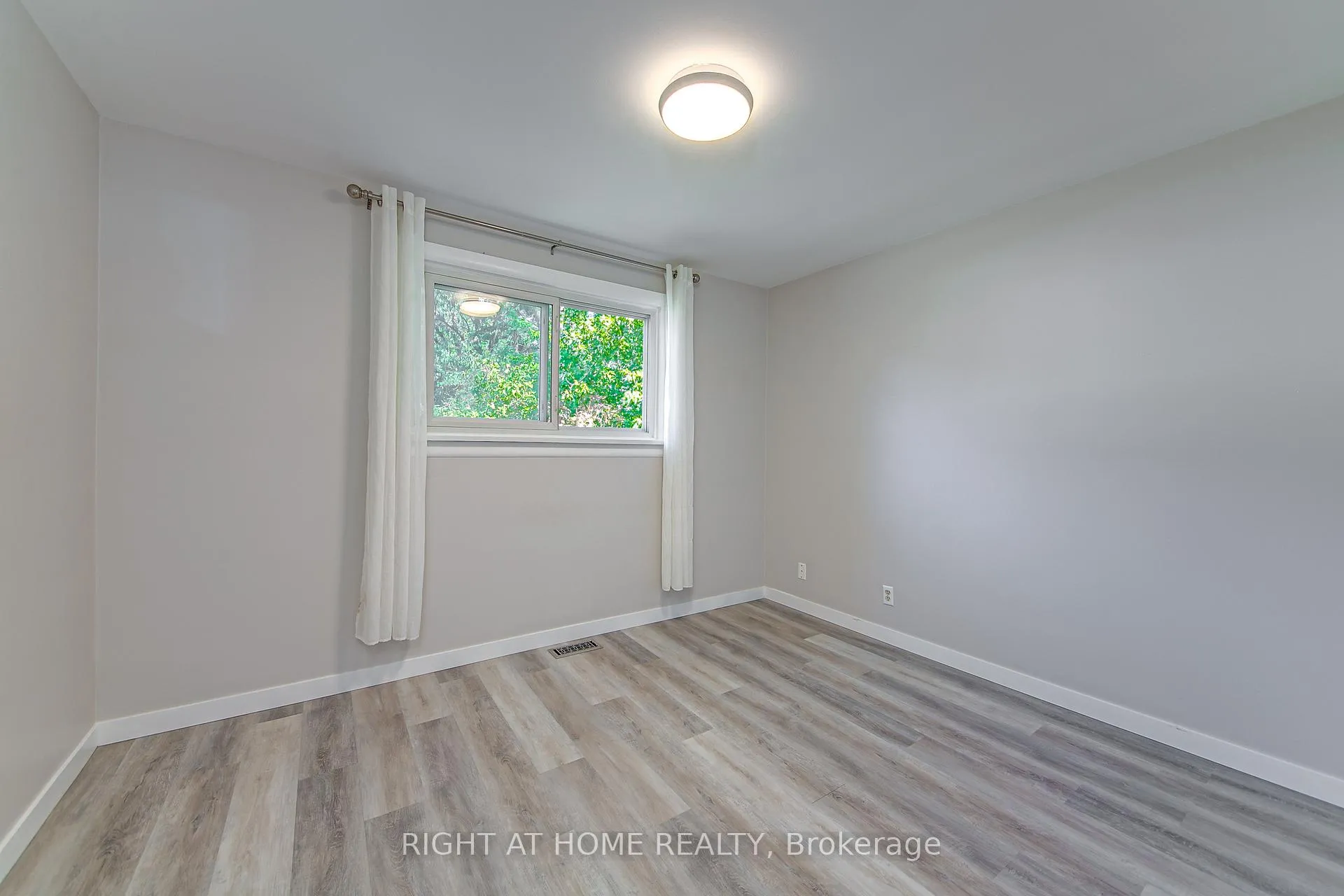 Photo 26 of 1225 Bayfield Street N, Springwater, Midhurst — HOMEH