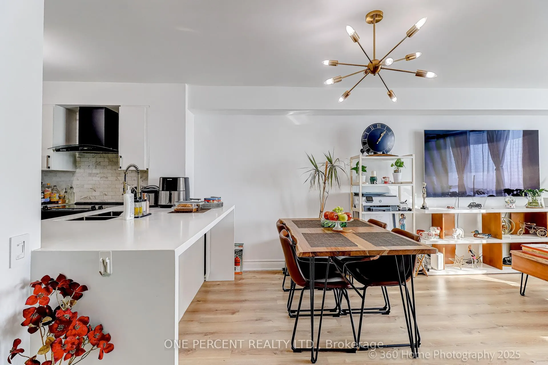 Photo 4 of Unit 803, 8 Covington Road, Toronto, Englemount-Lawrence — HOMEH