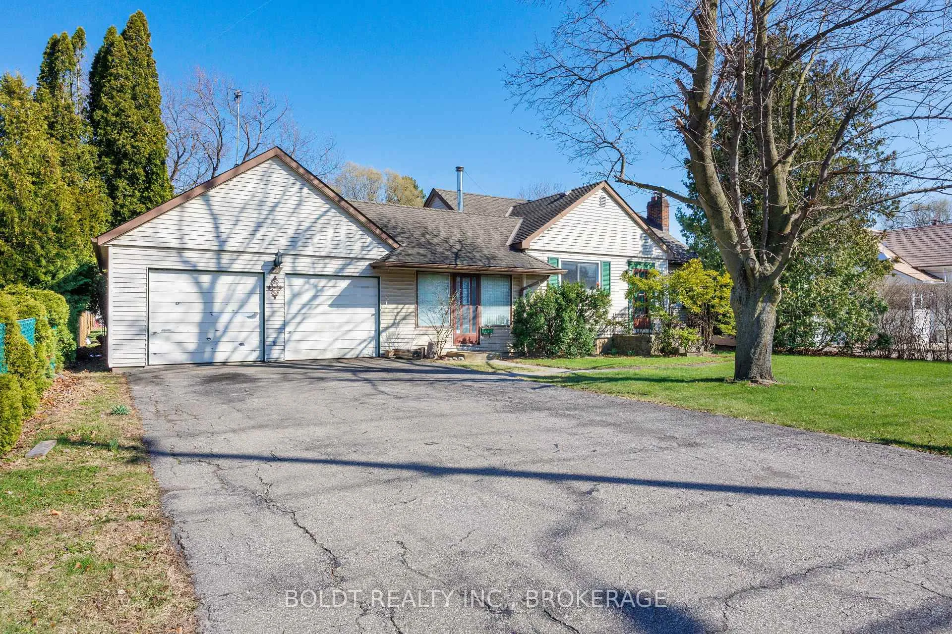 Photo 3 of 542 Niagara Street, St. Catharines, Vine/Linwell — HOMEH