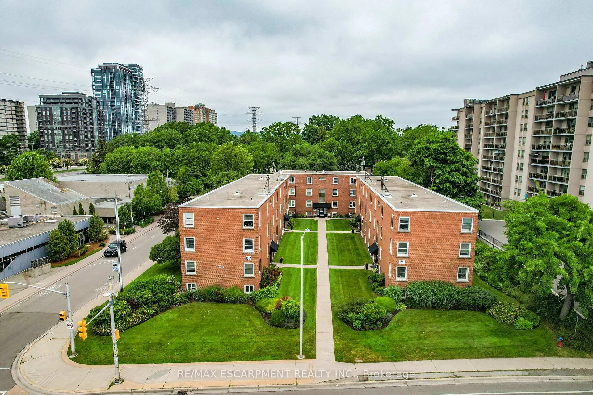 Photo 3 of Unit 37, 1347 Lakeshore Road, Burlington, Brant — HOMEH