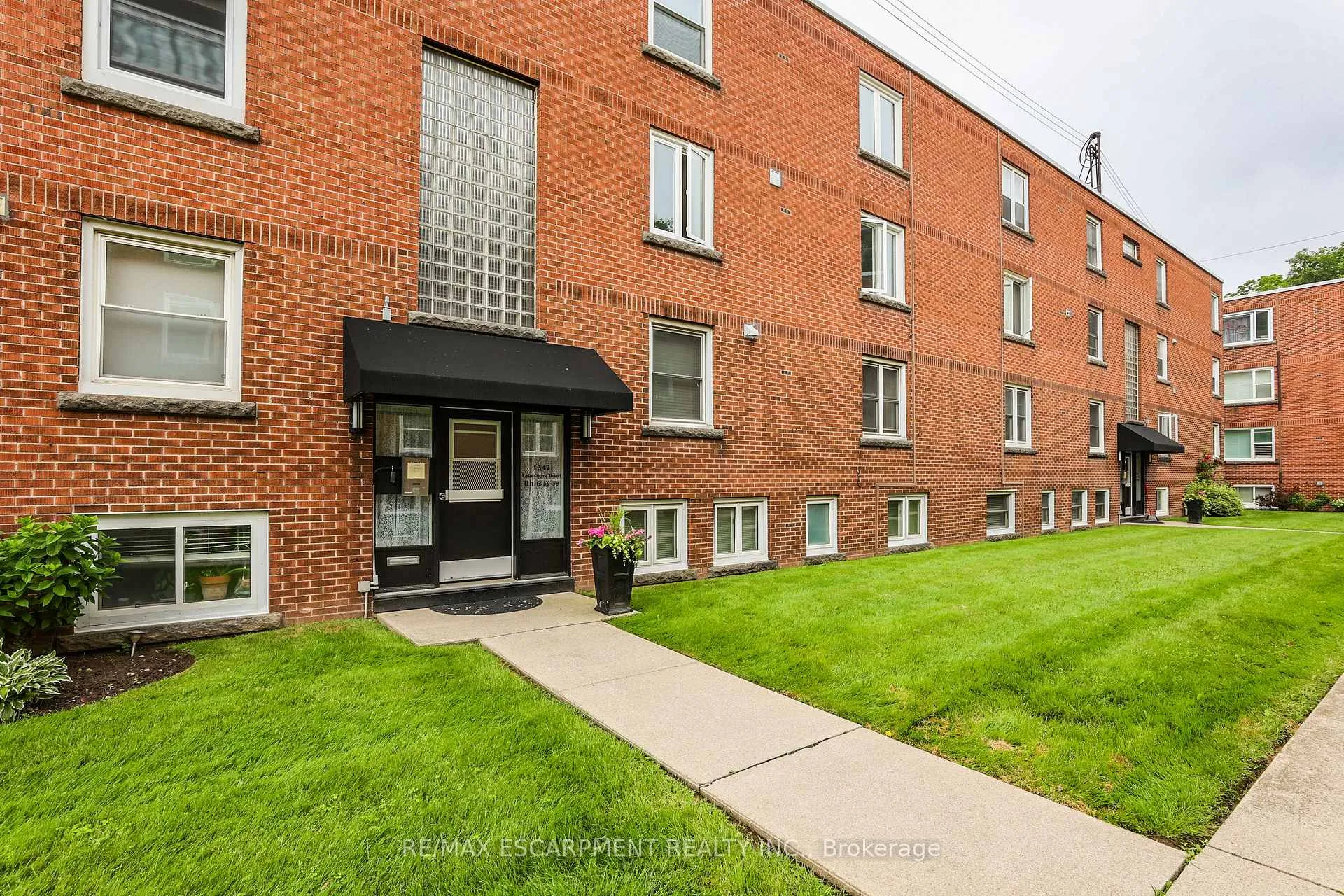 Photo 5 of Unit 37, 1347 Lakeshore Road, Burlington, Brant — HOMEH