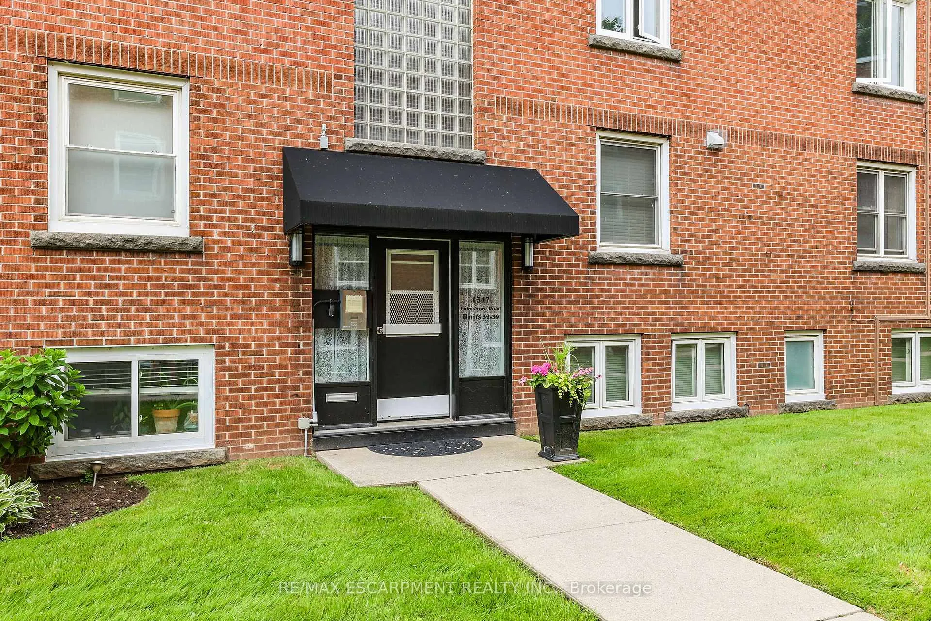 Photo 6 of Unit 37, 1347 Lakeshore Road, Burlington, Brant — HOMEH
