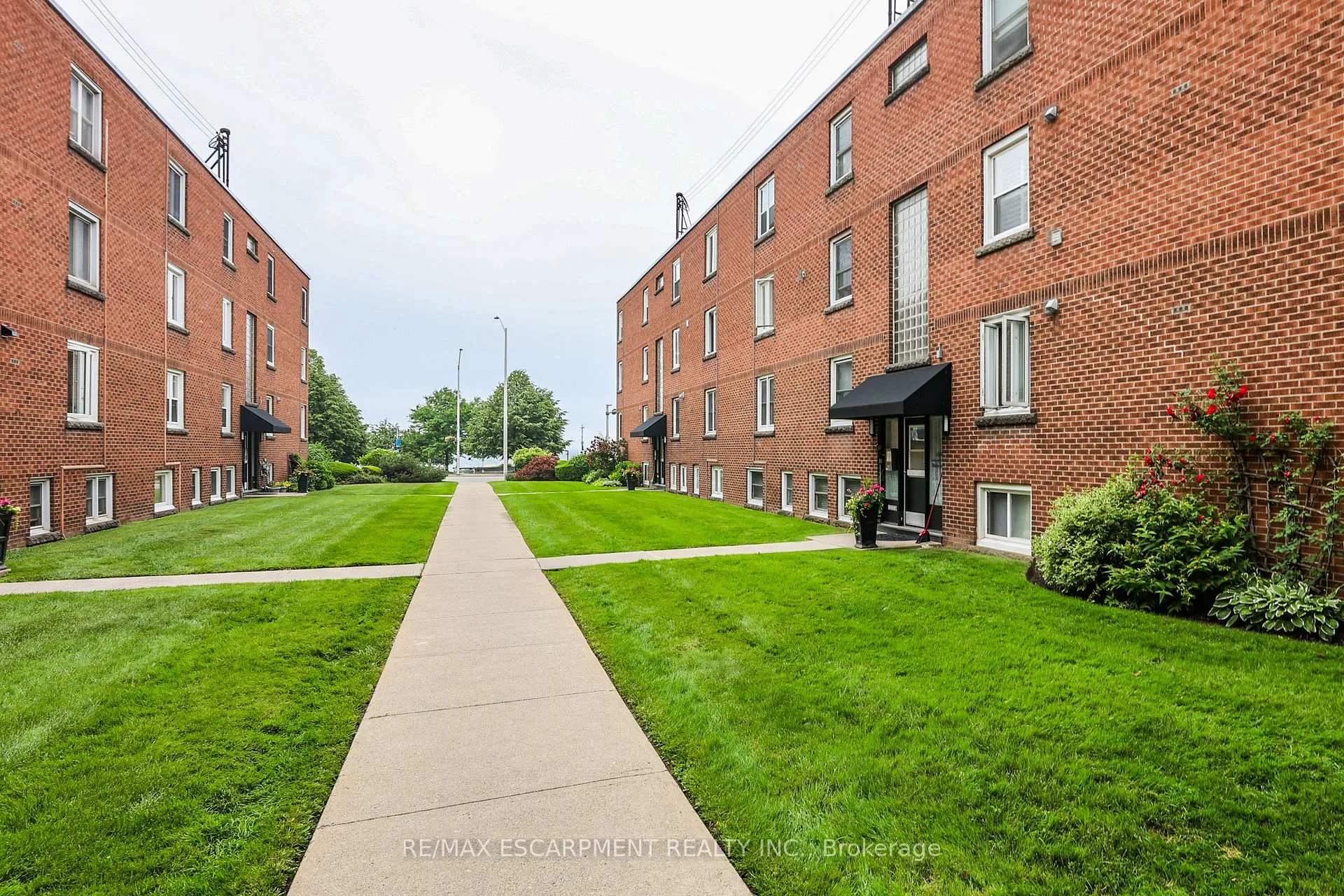 Photo 10 of Unit 37, 1347 Lakeshore Road, Burlington, Brant — HOMEH
