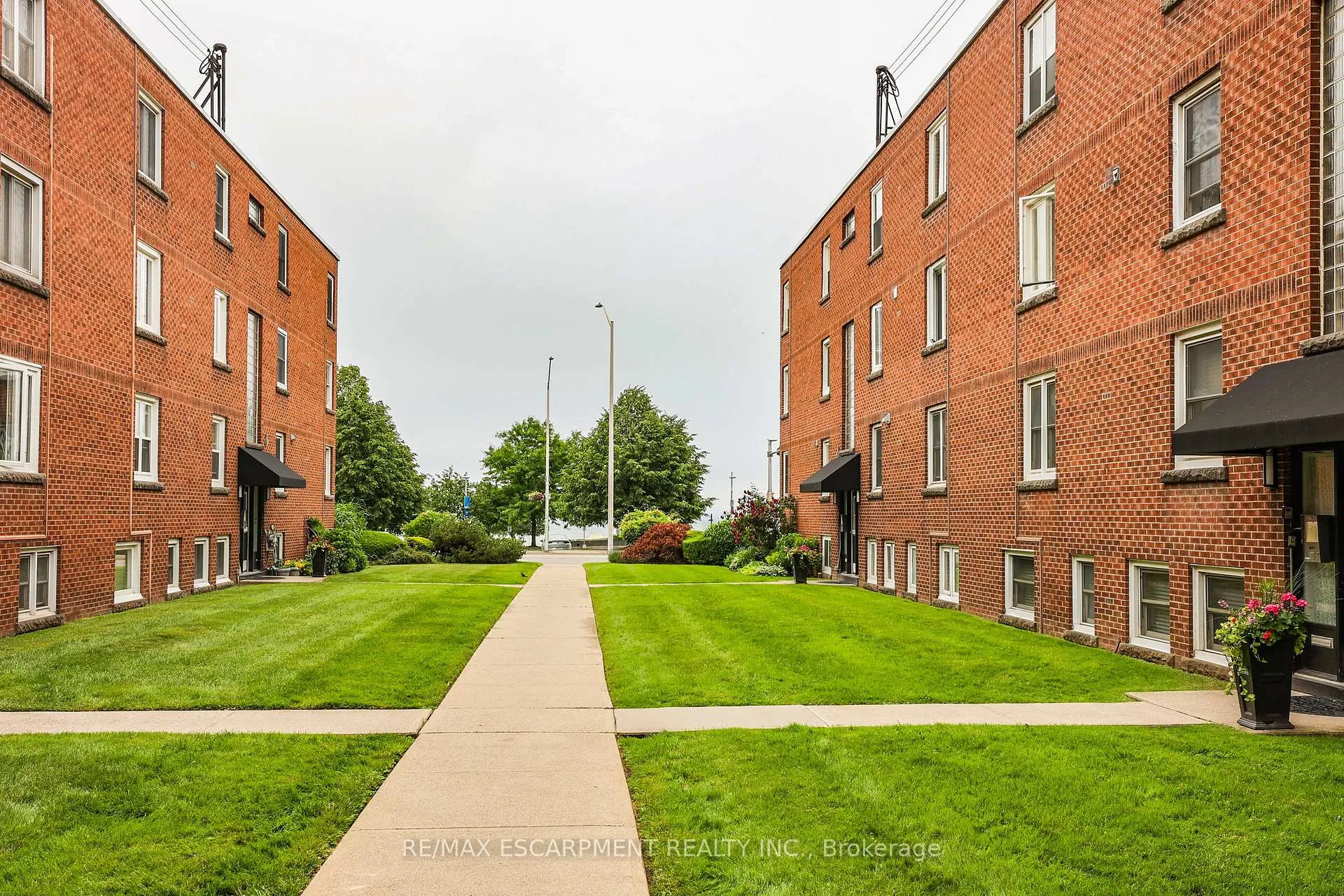Photo 11 of Unit 37, 1347 Lakeshore Road, Burlington, Brant — HOMEH