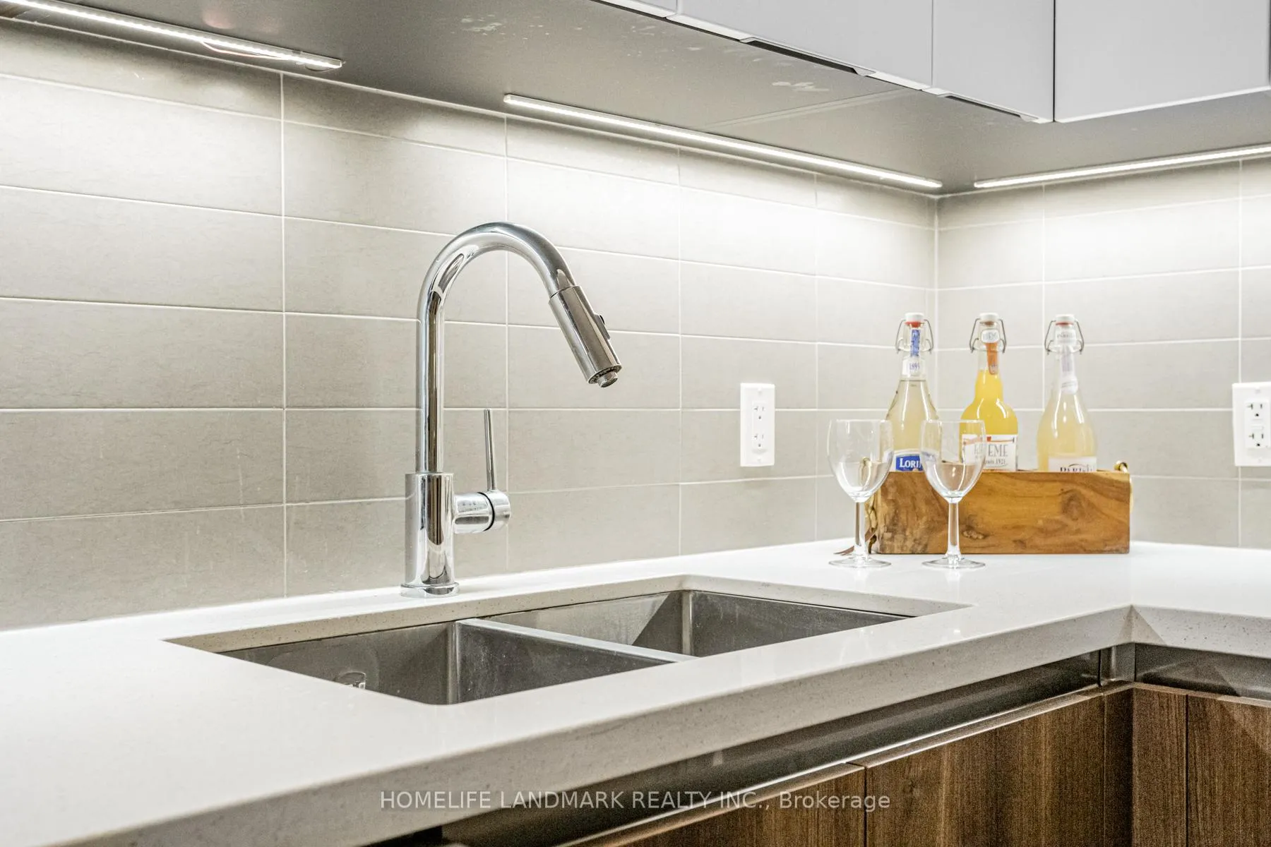 Photo 5 of Unit 532, 15 Water Walk Drive, Markham, Unionville — HOMEH