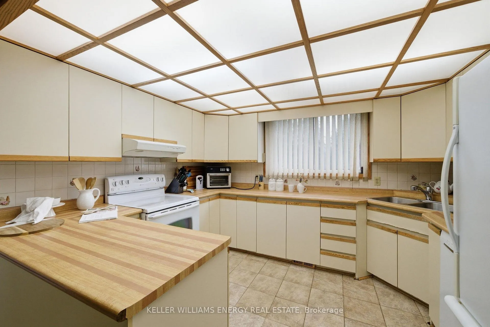 Photo 4 of 15 Westmore Street, Clarington, Courtice — HOMEH