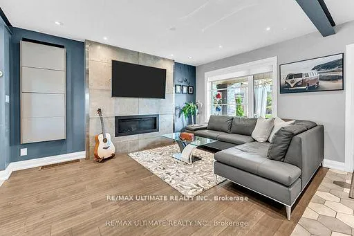 Photo 8 of 10 Oakdene Crescent, Toronto, Danforth — HOMEH