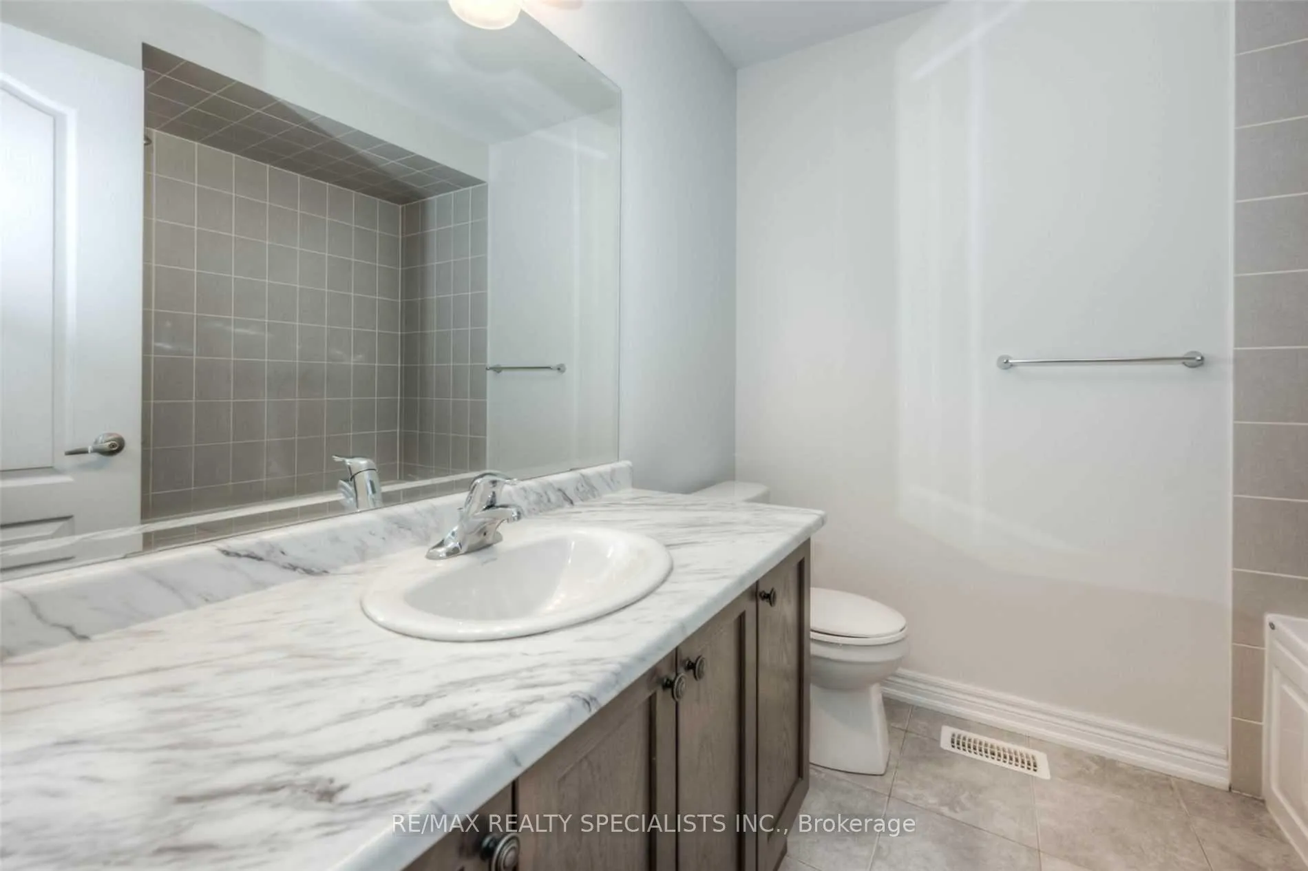 Photo 21 of Unit Upper, 516 Linden Drive, Cambridge, Preston Heights — HOMEH