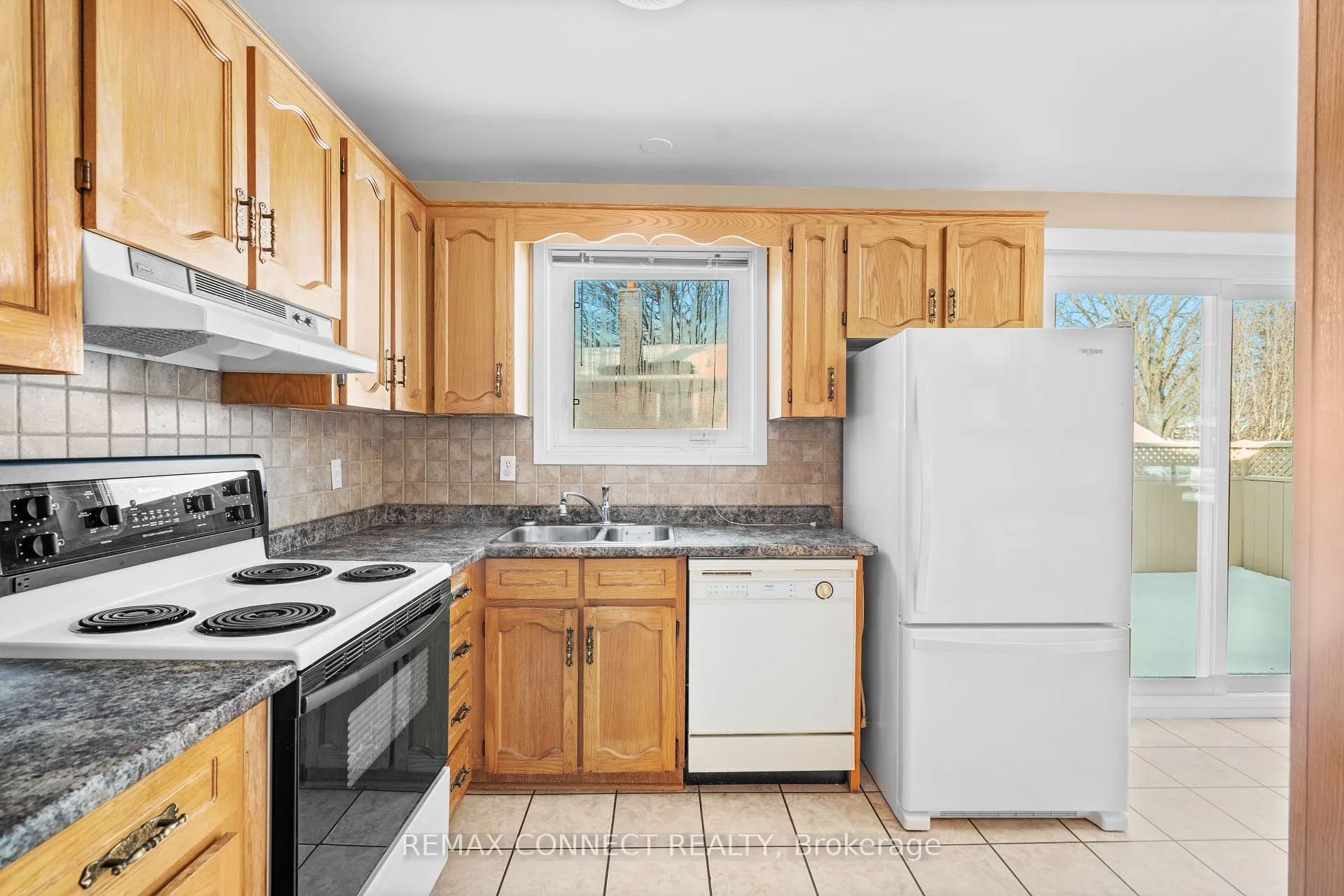 Photo 7 of 856 Chapleau Drive, Pickering, Bay Ridges — HOMEH