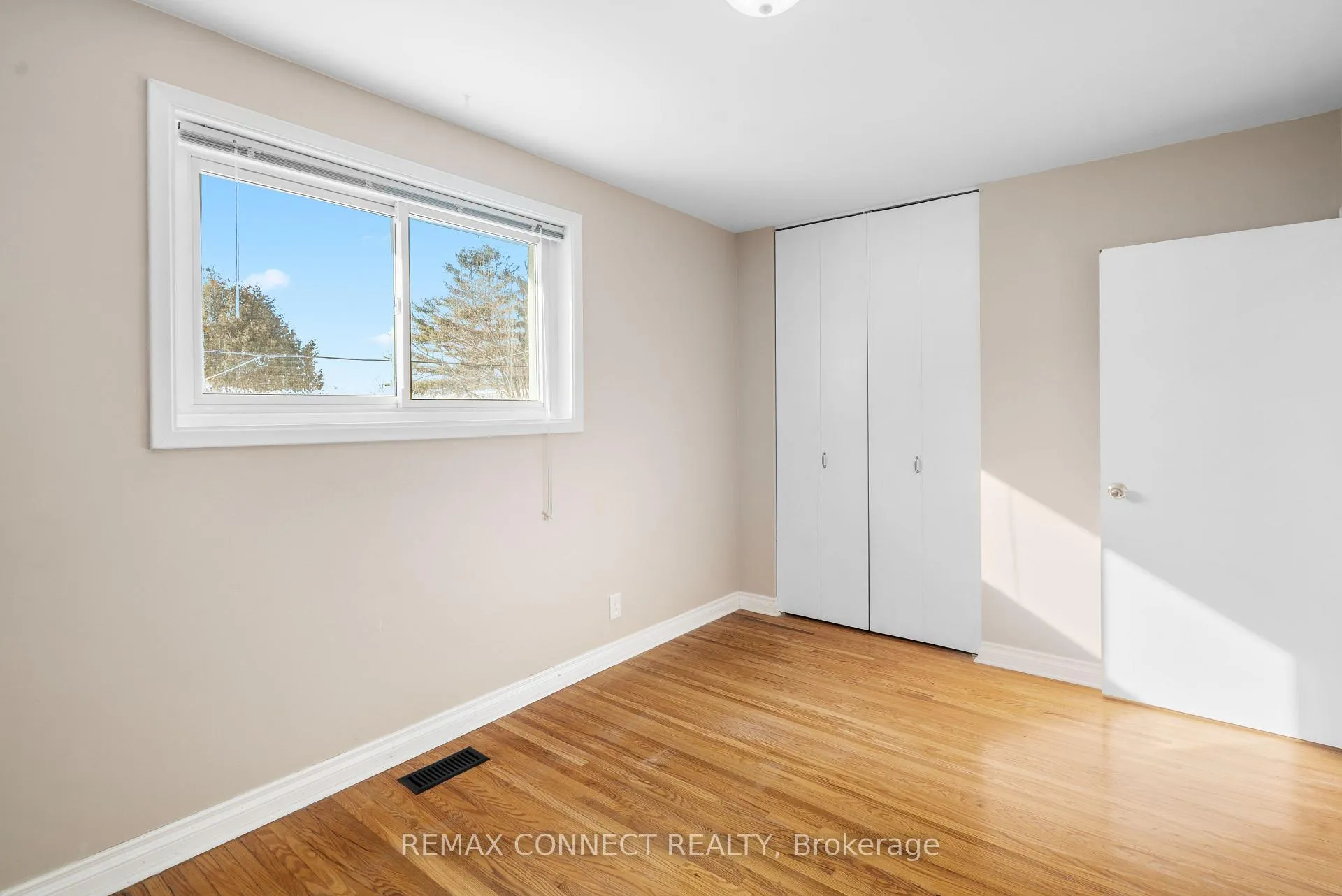 Photo 10 of 856 Chapleau Drive, Pickering, Bay Ridges — HOMEH