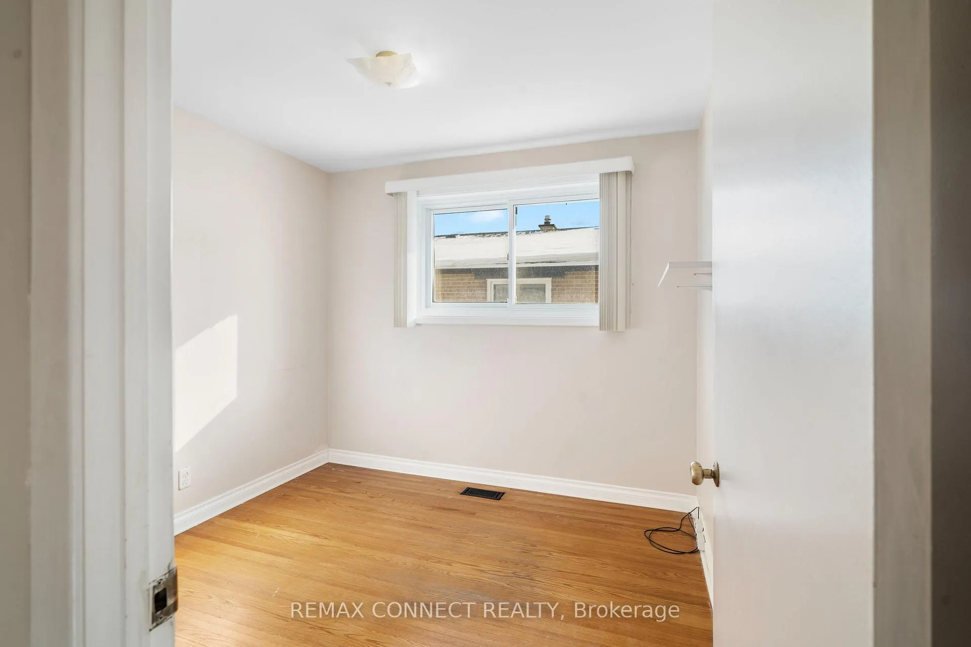 Photo 11 of 856 Chapleau Drive, Pickering, Bay Ridges — HOMEH
