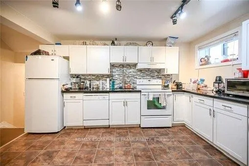 Photo 9 of Unit LOWER, 86 Chatham Street, Hamilton, Kirkendall — HOMEH