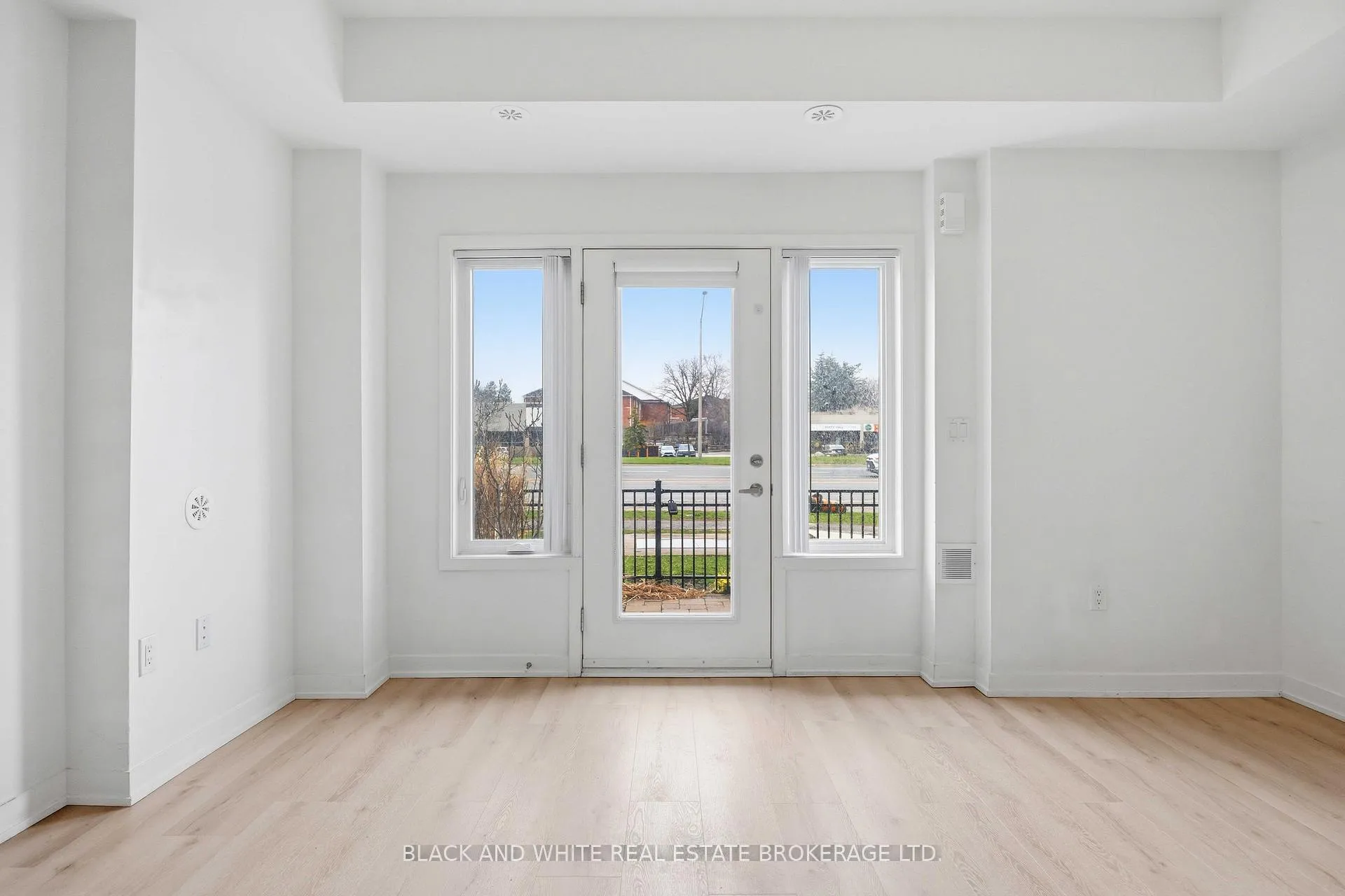 Photo 6 of Unit 505, 1525 Kingston Road, Pickering, Town Centre — HOMEH