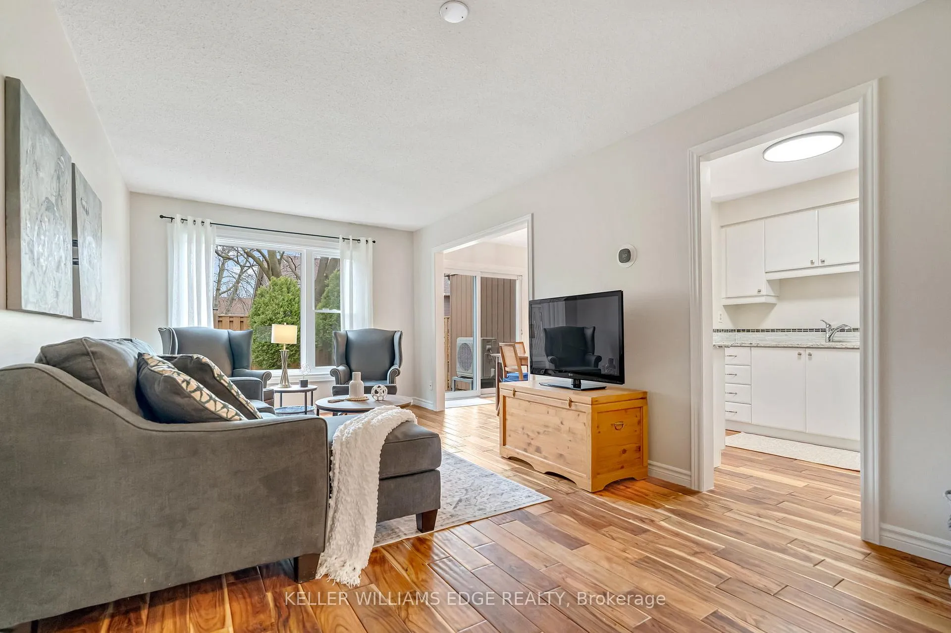 Photo 7 of Unit 5, 2185 Fairchild Boulevard, Burlington, Tyandaga — HOMEH