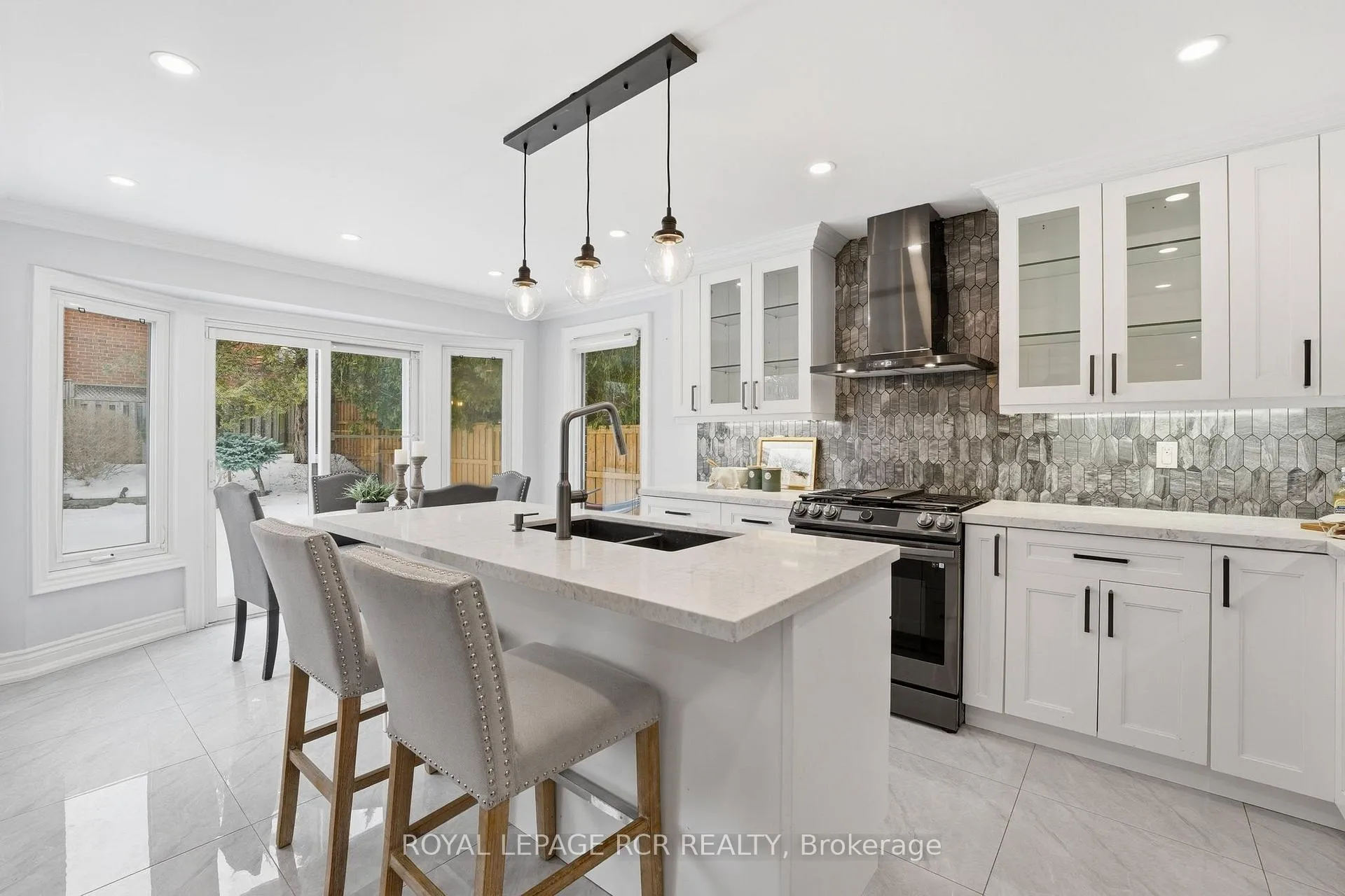 Photo 15 of 2 Meyer Circle, Markham, Markham Village — HOMEH