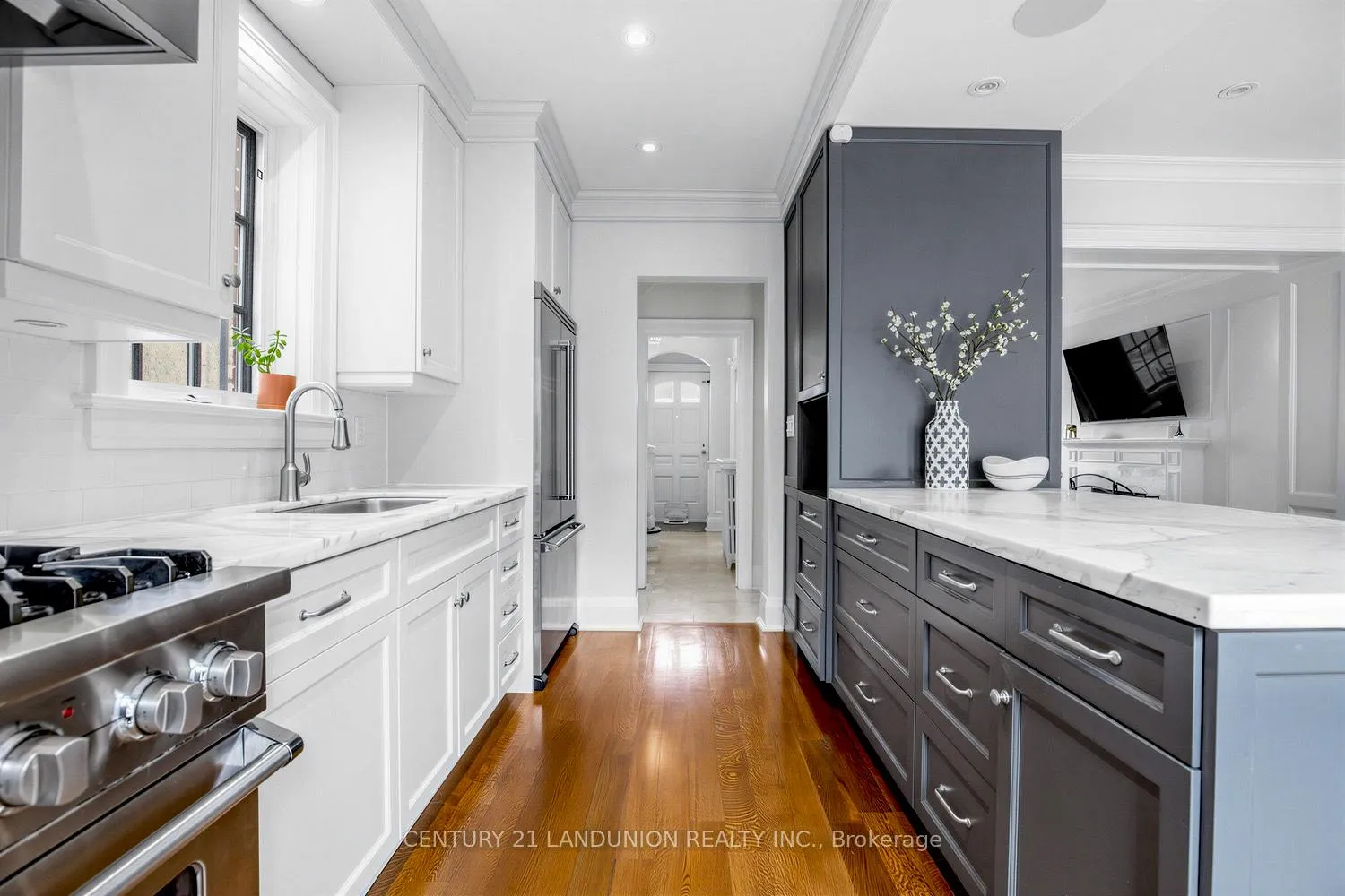 Photo 9 of 17 Otter Crescent, Toronto, Bedford Park-Nortown — HOMEH