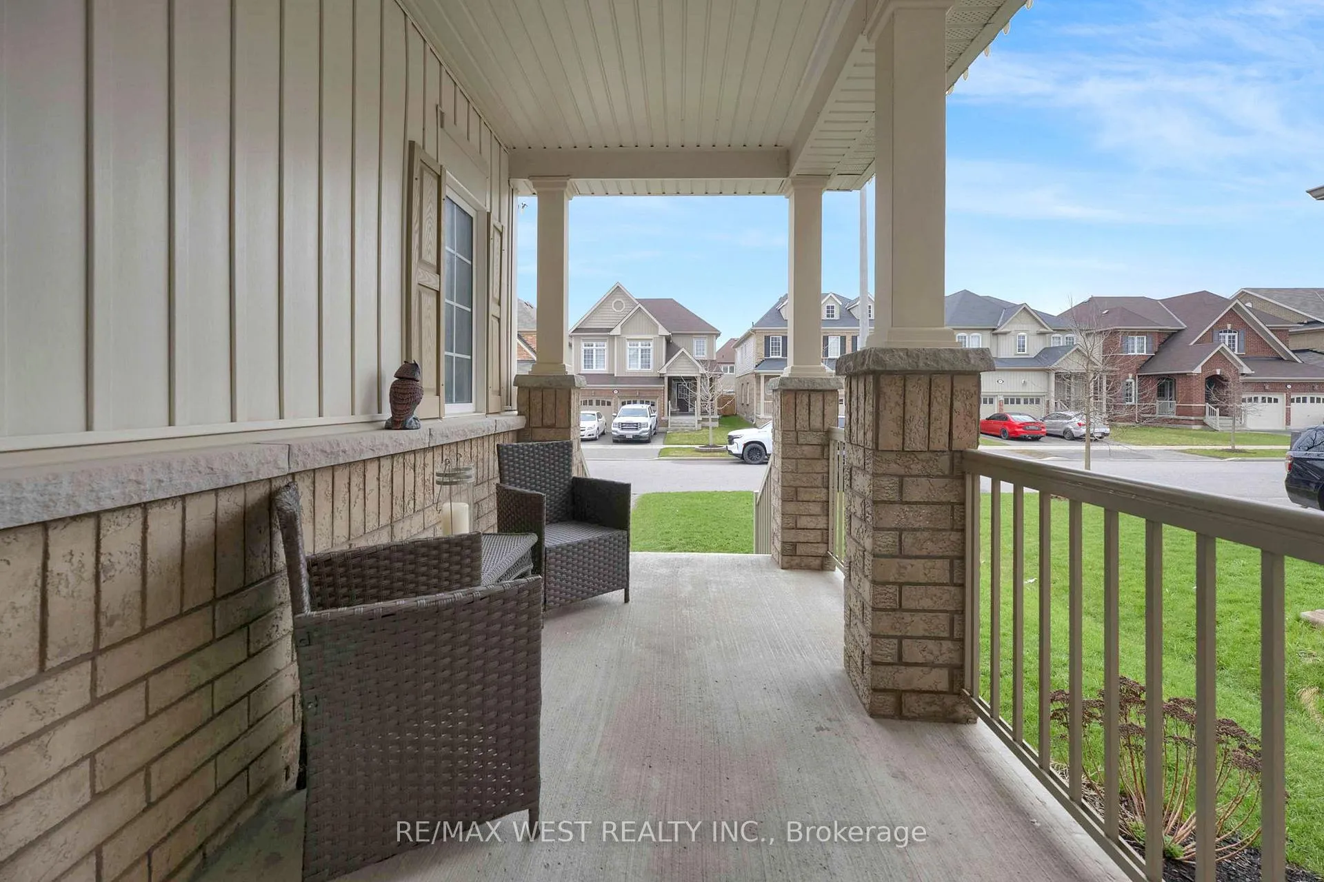 Photo 4 of 100 Bruce Cameron Drive, Clarington, Bowmanville — HOMEH