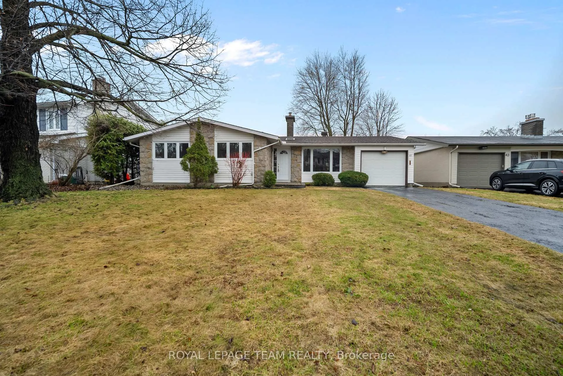 Photo 2 of 45 Welkin Crescent, Ottawa, Borden Farm/Stewart Farm/Carleton Heights/Parkwood Hills — HOMEH