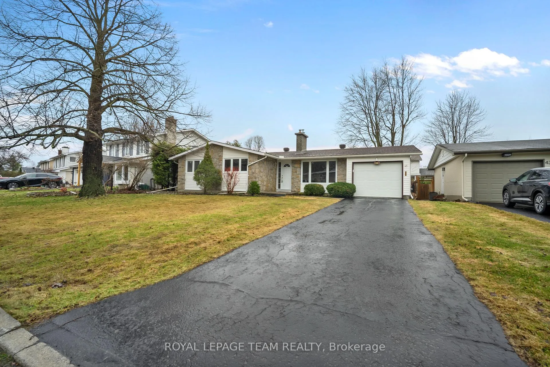 Photo 3 of 45 Welkin Crescent, Ottawa, Borden Farm/Stewart Farm/Carleton Heights/Parkwood Hills — HOMEH