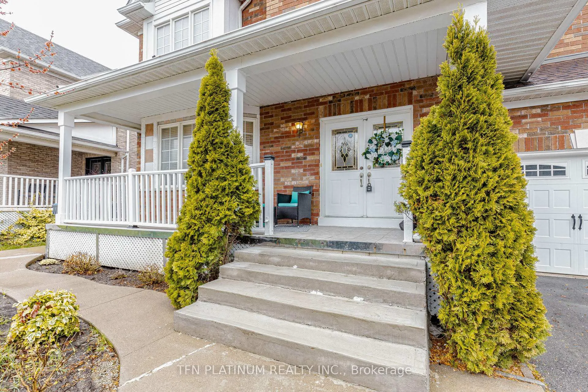 Photo 3 of 28 Banks Drive, Brampton, Vales of Castlemore — HOMEH