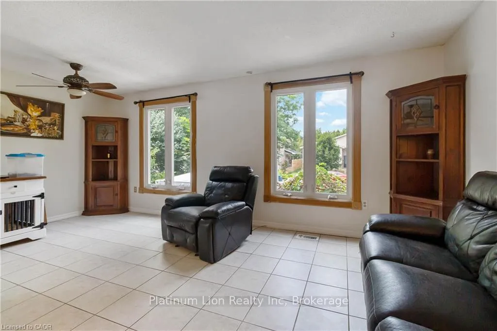 Photo 7 of 6 Equestrian Court, Brantford — HOMEH