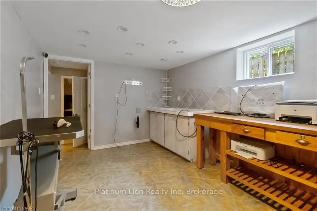Photo 25 of 6 Equestrian Court, Brantford — HOMEH