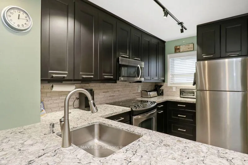Photo 8 of 810 Suncrest Circle, Collingwood — HOMEH