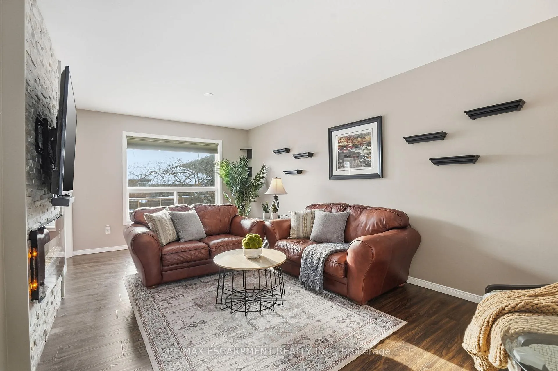 Photo 5 of 73 Riley Street, Hamilton, Waterdown — HOMEH