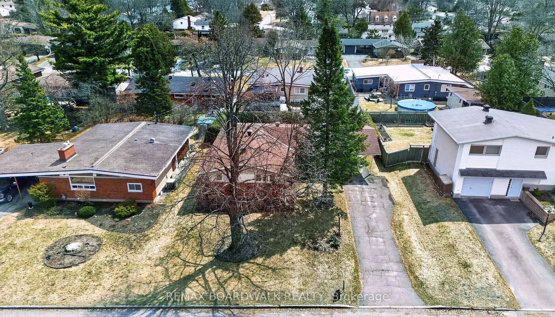Photo 2 of 32 Bowmoor Avenue, Ottawa, Borden Farm/Stewart Farm/Carleton Heights/Parkwood Hills — HOMEH