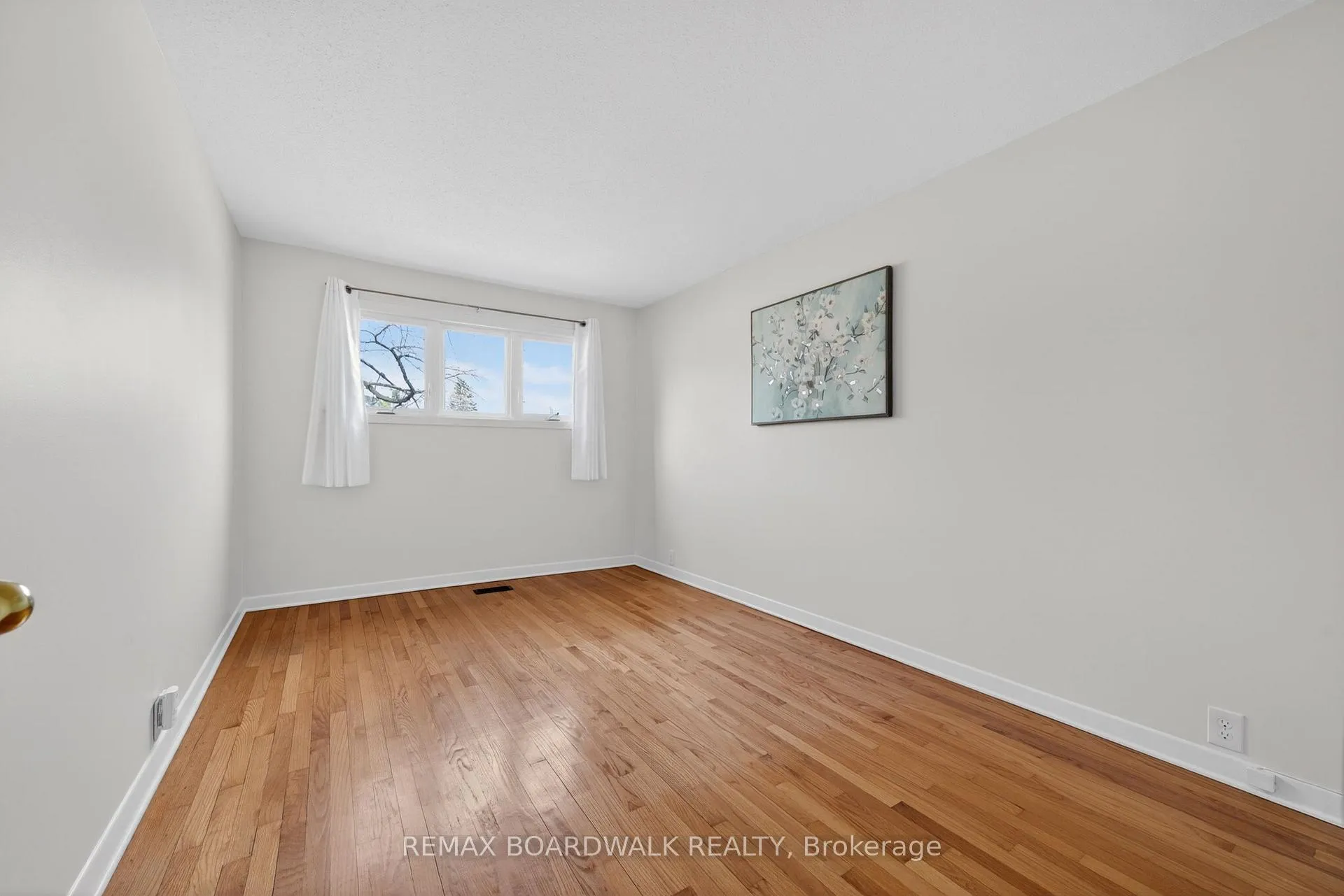 Photo 17 of 32 Bowmoor Avenue, Ottawa, Borden Farm/Stewart Farm/Carleton Heights/Parkwood Hills — HOMEH