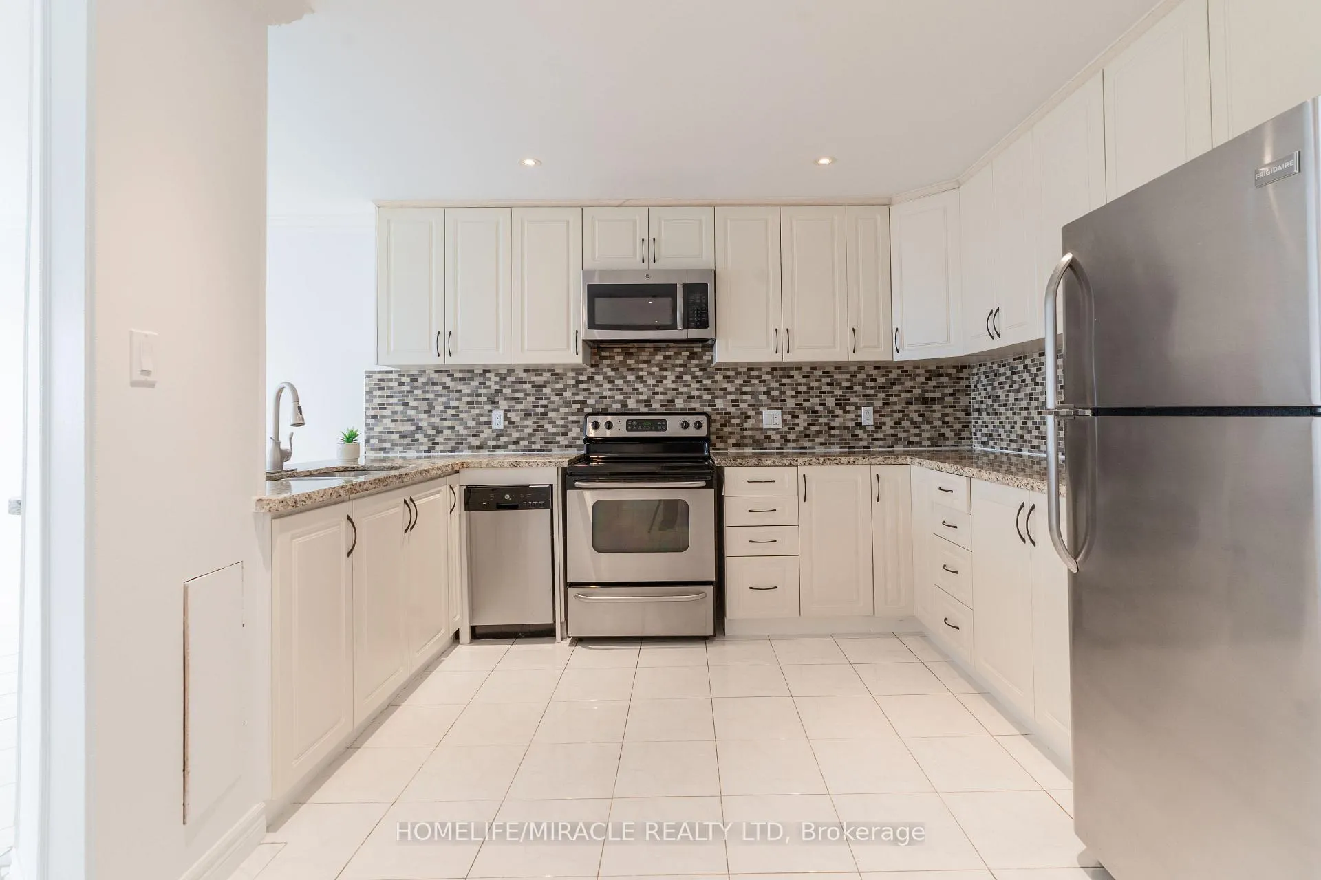 Photo 2 of Unit 2203, 234 Albion Road, Etobicoke, Elms-Old Rexdale — HOMEH