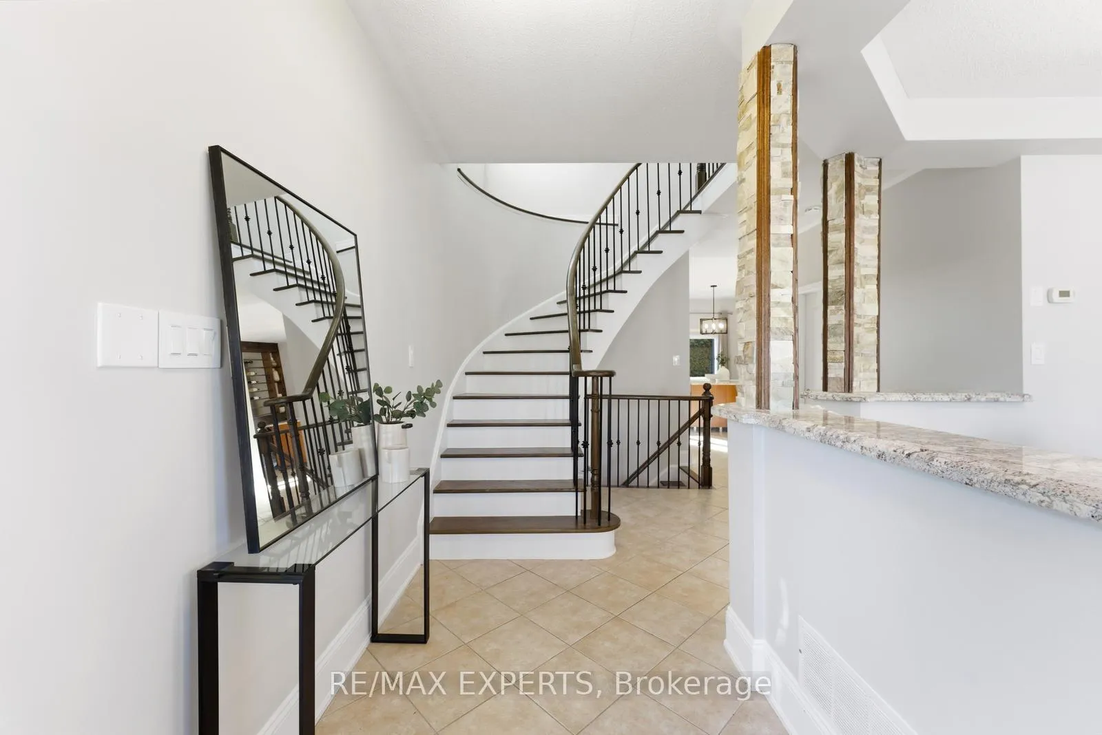 Photo 4 of 219 Regency View Heights, Vaughan, Rural Vaughan — HOMEH