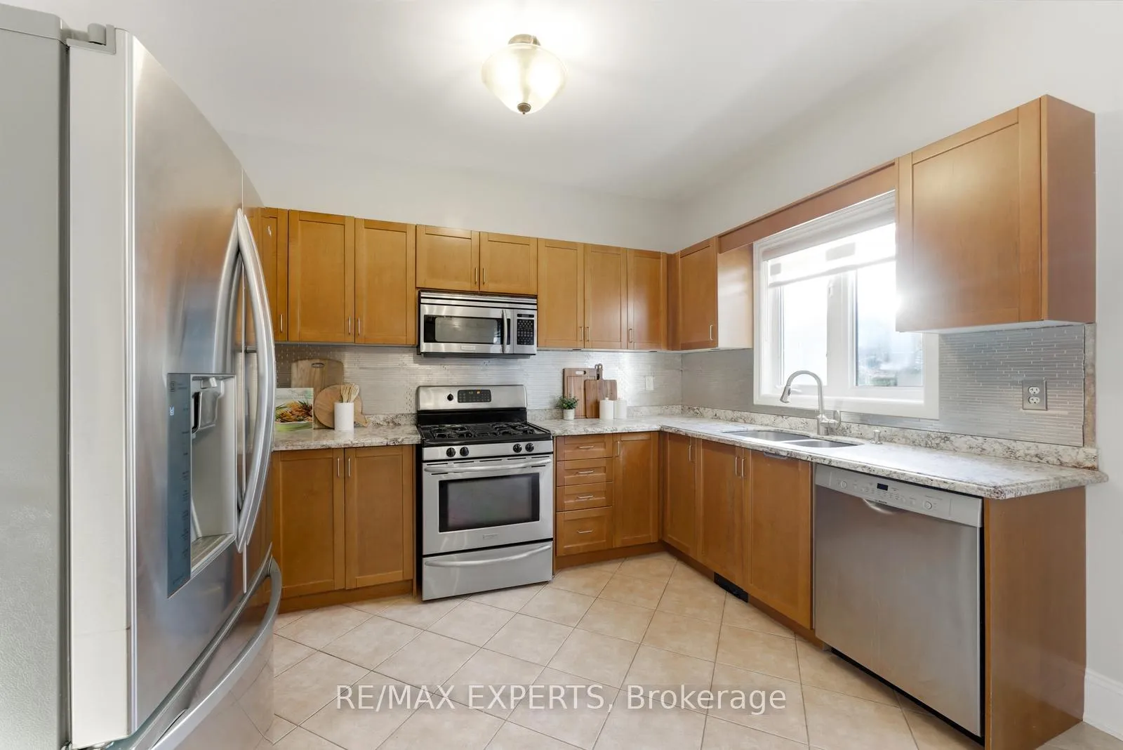 Photo 9 of 219 Regency View Heights, Vaughan, Rural Vaughan — HOMEH