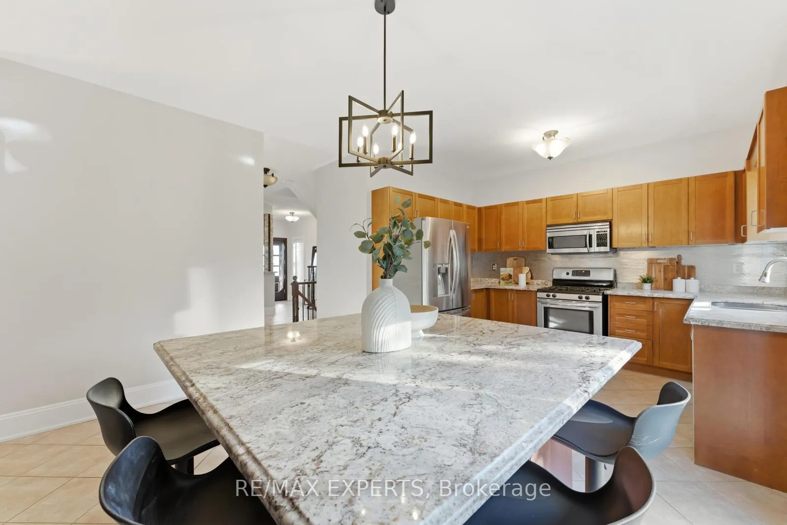 Photo 10 of 219 Regency View Heights, Vaughan, Rural Vaughan — HOMEH