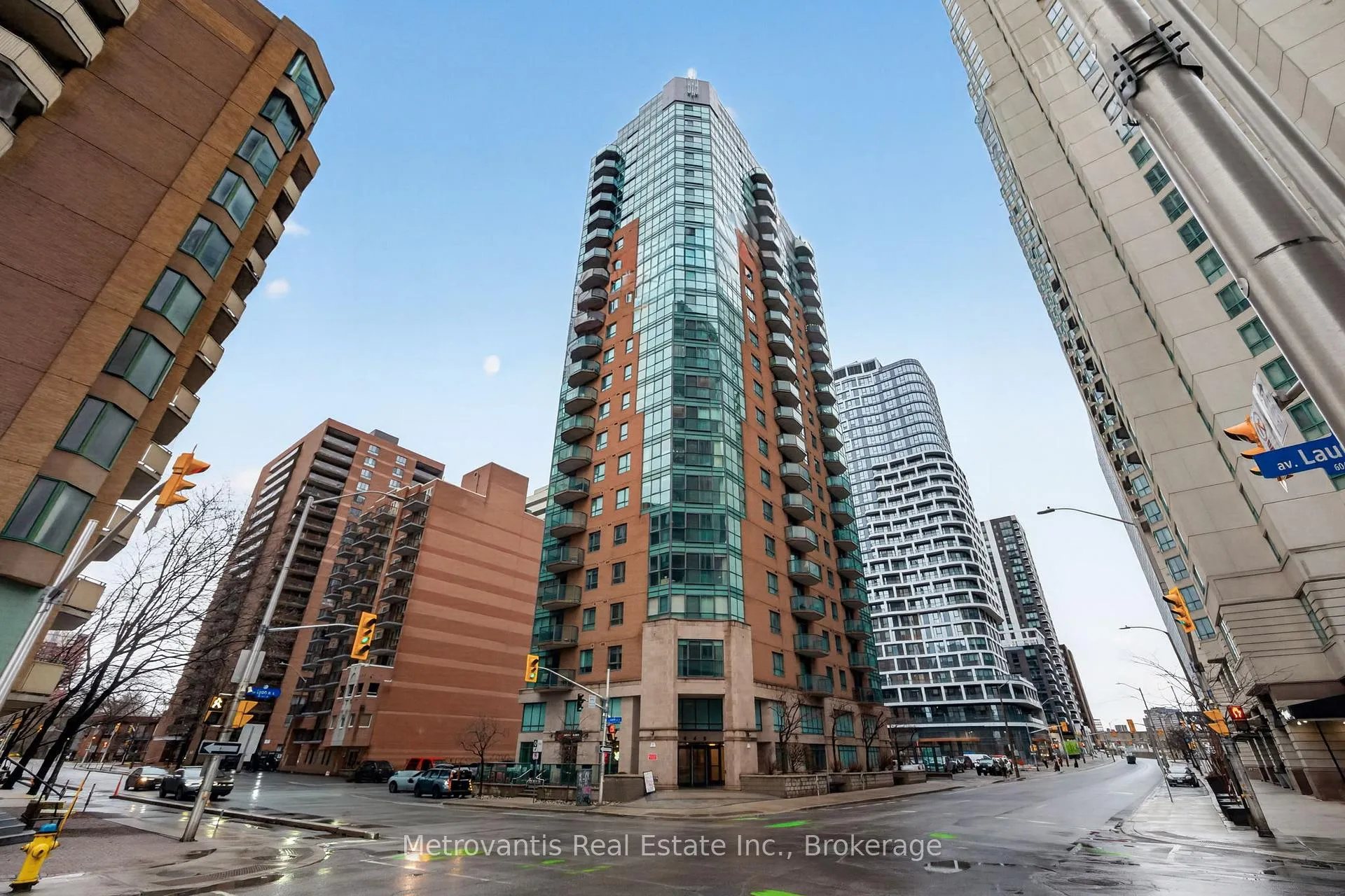 Front of Unit 1804, 445 Laurier Avenue West W