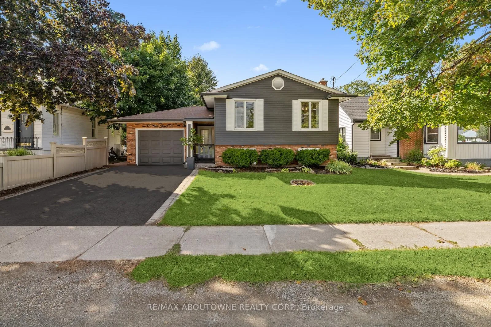 Photo 2 of 371 Park Road N, Grimsby, Grimsby Beach — HOMEH