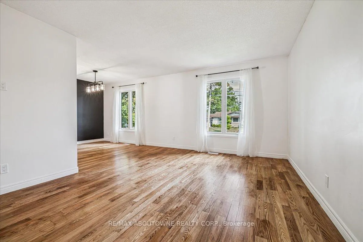 Photo 7 of 371 Park Road N, Grimsby, Grimsby Beach — HOMEH