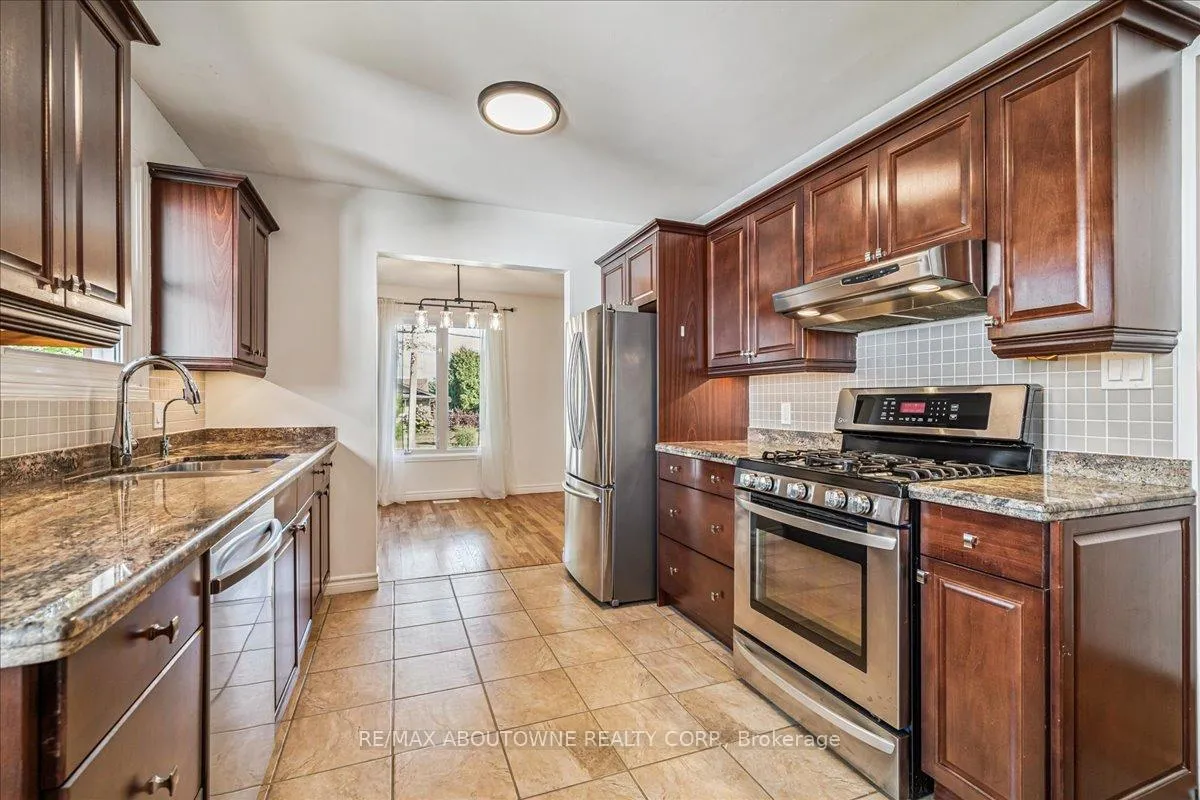 Photo 10 of 371 Park Road N, Grimsby, Grimsby Beach — HOMEH