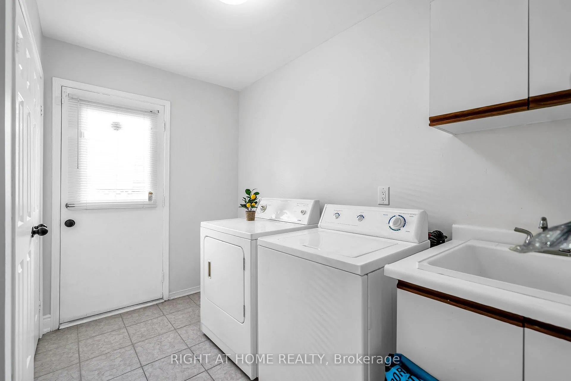 Photo 9 of 1657 Dellbrook Avenue, Pickering, Brock Ridge — HOMEH