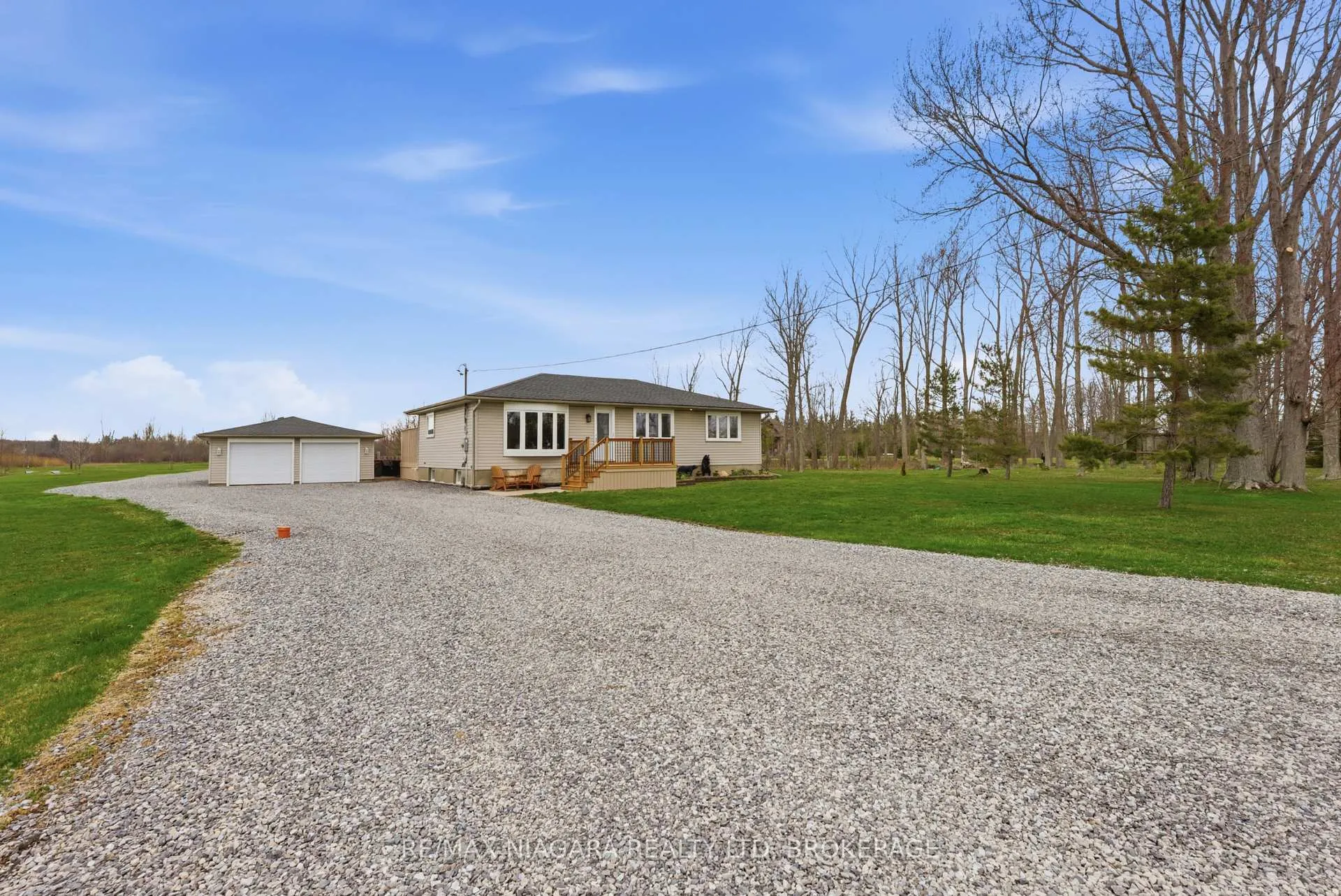 Photo 2 of 566 Holloway Bay Road, Port Colborne, Sherkston — HOMEH